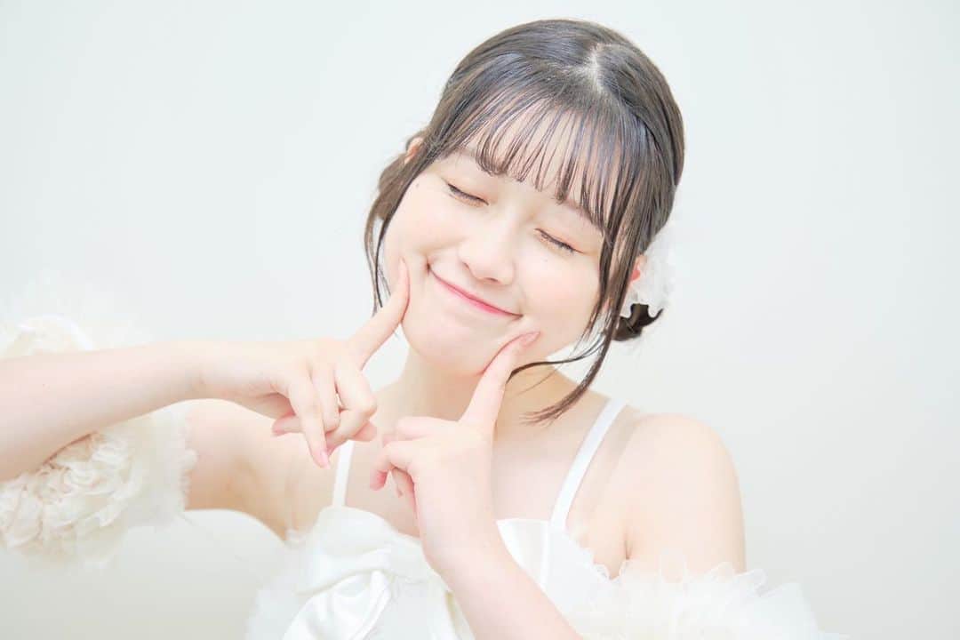 河村果歩のインスタグラム：「🌈🍒  16歳になりました🤍  15歳はおはガールになり、スパガになり、高校生になり、生活がガラッと変わった1年でした。 16歳もまだまだおはガールとして、アイドルとして駆け抜けていきますし、色んな事に挑戦して新しい事に取り組んでいきたいです  ｢いつでも明るく元気に！！｣ あざとく可愛く大人っぽく💜 朝から元気を届けます‪☺︎‬  16歳の私も宜しくね🤍  #河村果歩 #nicola #おはスタ #おはガール #かほっち #ニコラ #ニコモ #ニコラ7月号発売中 #SUPERGIRLS #スパガ #アイドル」