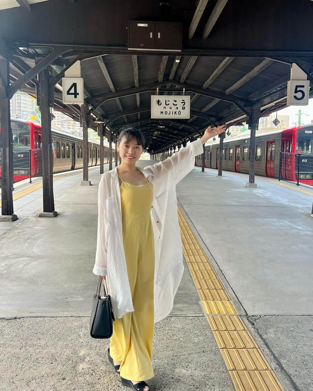 横山キラさんのインスタグラム写真 - (横山キラInstagram)「きらの旅記録𓆉𓏸𓈒𓂃  下関と北九州に行ってきました✨  唐戸市場で大好きなお寿司を食べたあと、関門トンネルで門司港までお散歩しました👣⸒⸒  電車で小倉まで行ってみたのですが、グルメもお城も満喫出来て充実でした☺️  カーディガン: @tothesea_hawaii  ロンパース: @tothesea_hawaii    #唐戸市場  #門司港  #小倉城 #関門トンネル  #門司港レトロ  #山口観光  #北九州  #下関 #旅行コーデ  #totheseahawaii  #pr」6月17日 10時24分 - kira_yokoyama_