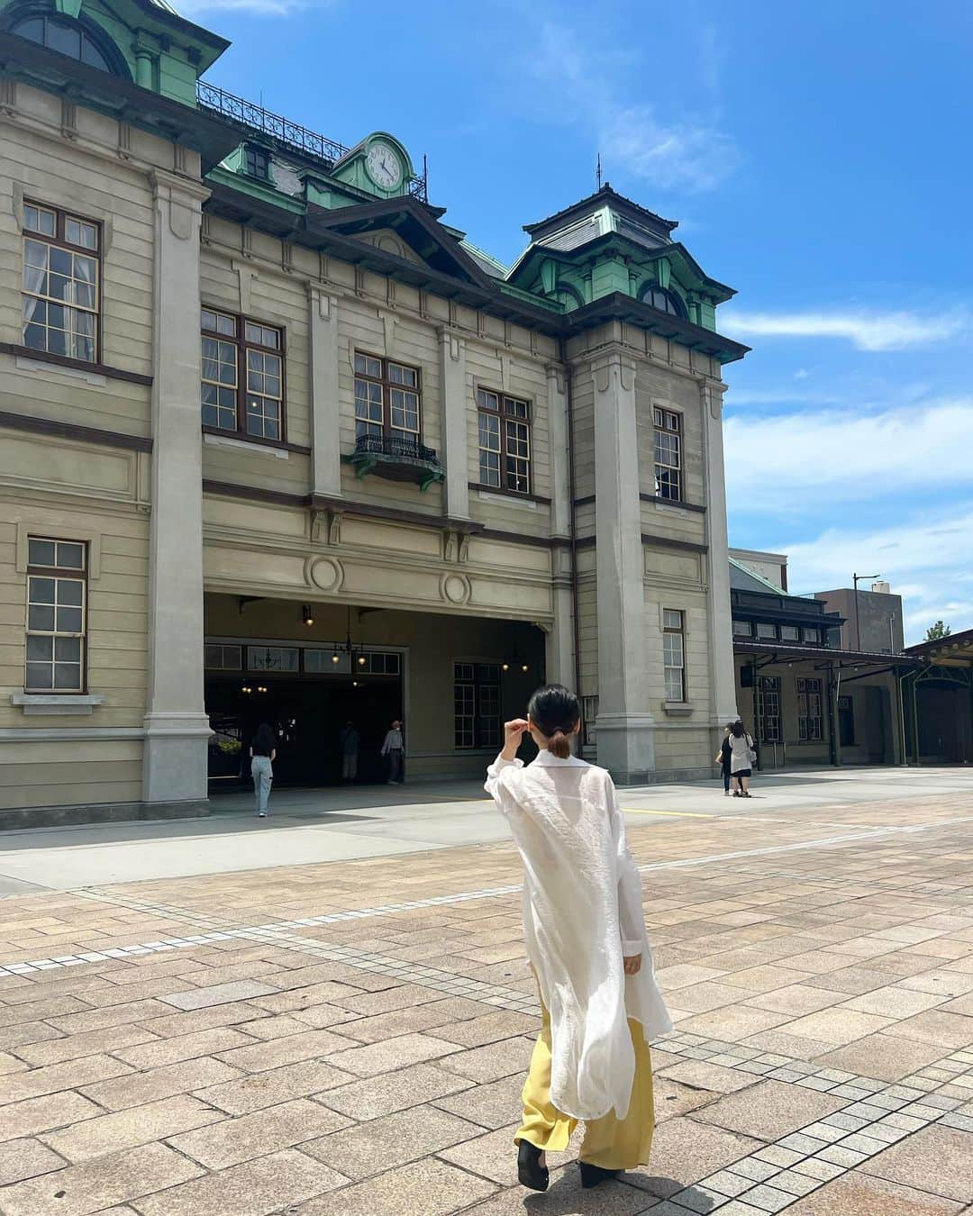 横山キラさんのインスタグラム写真 - (横山キラInstagram)「きらの旅記録𓆉𓏸𓈒𓂃  下関と北九州に行ってきました✨  唐戸市場で大好きなお寿司を食べたあと、関門トンネルで門司港までお散歩しました👣⸒⸒  電車で小倉まで行ってみたのですが、グルメもお城も満喫出来て充実でした☺️  カーディガン: @tothesea_hawaii  ロンパース: @tothesea_hawaii    #唐戸市場  #門司港  #小倉城 #関門トンネル  #門司港レトロ  #山口観光  #北九州  #下関 #旅行コーデ  #totheseahawaii  #pr」6月17日 10時24分 - kira_yokoyama_