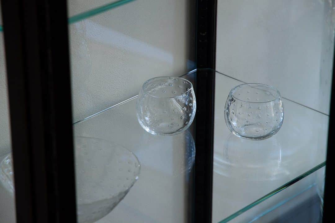 ARTS&SCIENCE official accountさんのインスタグラム写真 - (ARTS&SCIENCE official accountInstagram)「・ 三嶋りつ惠 - a casa mia -  ヴェネツィア・ムラーノ島のガラス職人とのコラボレーションでガラス作品を制作する三嶋りつ惠の作品を、6月25日(日)までOVER THE COUNTERで展開しています。  通常はアートピースを軸とした制作活動が中心ですが、 A&Sのために「日常でつかう」ガラスの作品を特別に試みていただきました。ボウルやプレート、グラスなど、いずれも実用的な道具として、日々の暮らしを豊かにしてくれる品々です。たくさんの方々にご覧いただければ幸いです。  三嶋りつ惠 - a casa mia - OVER THE COUNTER 2023.6.16 (Fri.) - 6.25 (Sun.) 11:00 - 19:00 火曜定休 / Closed every Tuesday  *写真は展開初日の様子です。現在は完売している作品もございます。予めご了承ください。  @arts_and_science  詳細はWEBサイトにてご覧いただけます。プロフィールのURLからご覧ください。 For more details, tap the link in our bio.  イベントの詳細についてのお問い合わせは開催店舗、またはWEBサイトのコンタクトフォームよりご連絡ください。 For shop event inquiries, please contact our shops directly or use our contact form from our oﬃcial web page.  #三嶋りつ惠 #ritsuemishima #artsandscience #overthecounterbyartsandscience」6月17日 10時28分 - arts_and_science