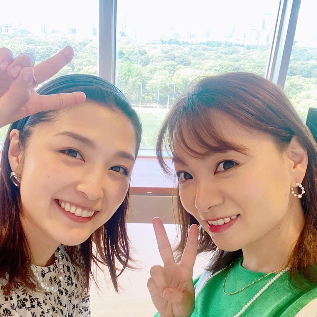 石川梨華のインスタグラム：「圭ちゃん🩷  昨日はNHKラジオ「ゴゴカフェ」に保田圭ちゃんと出演しました！  NHKに行くのも、ラジオも数年ぶりだったのでドキドキでしたが、圭ちゃんが居てくれたからリラックスして楽しいトークが出来ました☺️🤲  圭ちゃんは、モーニング娘。時代から私の事をずっと妹のように気にかけてくれるお姉さんです✨  昨日も帰り道、色々話を聞いてもらいました！  圭ちゃんありがとう❤️  愛ちゃんのコラボワンピース着ていきました💛 全身写真撮ってもらった📷  #石川梨華 #保田圭 #モーニング娘og #モーニング娘25周年 #ゴゴカフェ #楽しかった #高橋愛コラボワンピース」