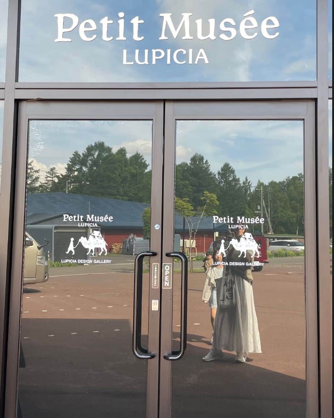 蛯原英里さんのインスタグラム写真 - (蛯原英里Instagram)「LUPICIA DESIGN GALLERY （ルピシア デザイン ギャラリー）では これまでの歴史とデザインが 詰め込まれていました  シンボルマークから パッケージデザインが多数。  ルピシアのパッケージって 一つひとつ凝っていて ずっと観ていられますよね。  こんなギャラリーを無料で見学できる なんてラッキーでした🤩  #lupicia  #gallery  #package  #design  #惹き込まれる素敵な世界へ  #作品」6月17日 10時37分 - eriebihara