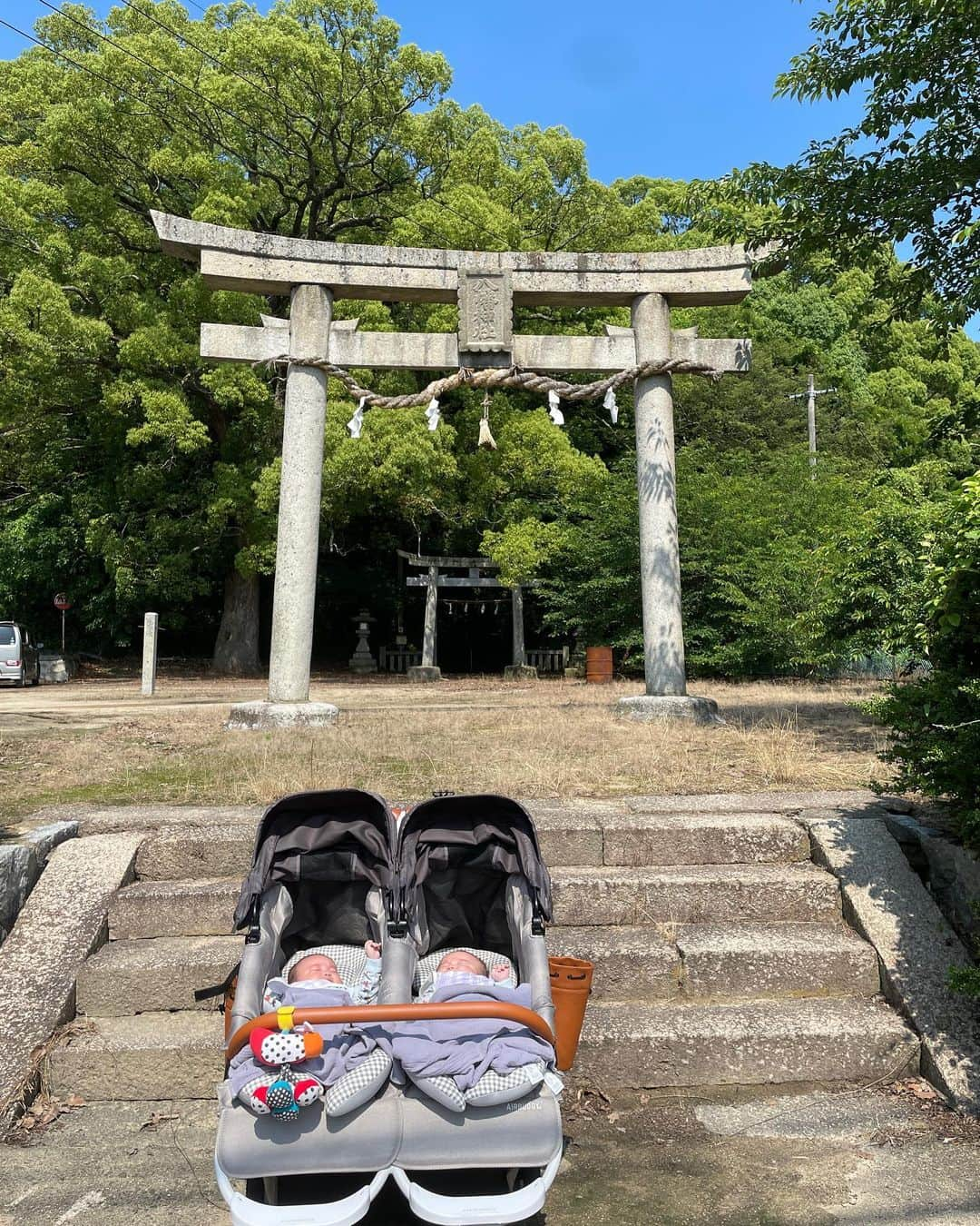 美甘子さんのインスタグラム写真 - (美甘子Instagram)「散歩の途中、地元の氏神様、宗方八幡神社へ。 ベビーカーの日除けを開けたら眩しそうだったので、写真を撮ったらすぐ日除けを被せました😂 宗方八幡神社では子どもの頃夏祭りの時に、獅子舞の横笛で女子は参加するので、その思い出があります。 ゆうピーはるピーも、しばらく宗方でお世話になりますと氏神様に伝えられて良かった☺️  #宗方八幡神社  #大三島 #ゆうピーはるピー」6月17日 10時51分 - rekish_mikako