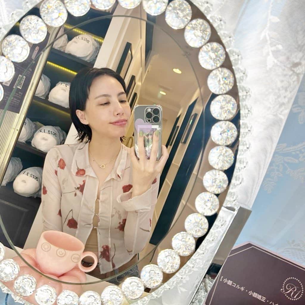 のインスタグラム：「. 美容院DAYってことで久々にコルギしてきた！顔の歪みなおしてもらった上に一回り小顔になってておどろき😂笑 目の開きも良くなるし老廃物もでてちょーすっきりした… ぶっちゃけ比較的小顔な方なんだけど整形したんか?ってなってて衝撃うけてる😇 何回か続けてるとさらに小さくなるみたい！！またいく！ . @r1_ginza」