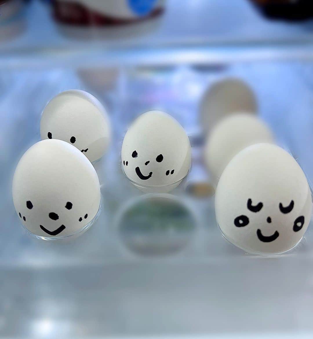 渋谷凪咲のインスタグラム：「朝、冷蔵庫を開けたら🥚☺️笑  ゆで卵と生卵を間違わないようにという、 お母さんのアイディアだそうです☺️笑  なんてお茶目なんでしょう💕笑 朝から癒されました☺️笑  #ちなみに顔付きがゆでたまごさんです🥚笑 #今日はこの子達と一緒にお仕事現場入り #よろしくね♡笑」