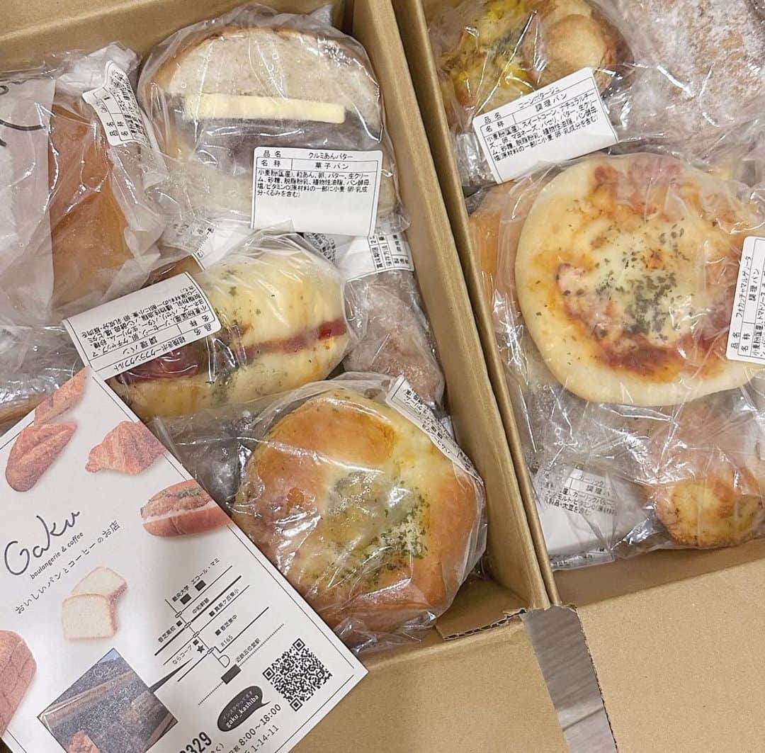布川桃花さんのインスタグラム写真 - (布川桃花Instagram)「梅雨でも気分があがるような アイテムをminneでお買い物☔️ @minne_official   おうちカフェが楽しめる 箱いっぱいに入ったGakuのおまかせパン詰め合わせ🥖 @gaku_kashiba   小麦、バター、生クリームは100%国産を使用し 具材も厳選された素材を扱っている奈良県のパン屋さん💁🏻‍♀️  フランスパンやベーグルは天然酵母を使っているそうです🌿 いろんな種類が楽しめてどれも美味しい♡  そして撥水加工のされた ベスト型のプレイウェアも👧🏻 @m.tottwy   前後2wayで着られて食事、外遊び お絵描きなどいろいろ使える✨  雨の日はおうちで一緒にお菓子作りをすることも多いので エプロンがわりとしても使えたらな〜と思い購入したよ☺️  小さく畳めるので持ち歩きも◎  #PR #minne #minneアンバサダー #minne購入品 #梅雨を楽しむ https://minne.com/items/25805633」6月17日 10時48分 - momoka_fukawa