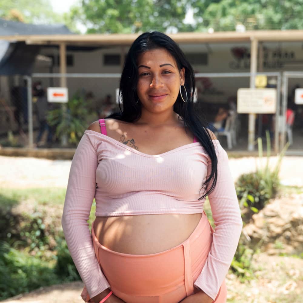 国境なき医師団さんのインスタグラム写真 - (国境なき医師団Instagram)「穏やかにほほ笑む、ベネズエラの妊婦さん。妊婦健診のため、国境なき医師団（MSF）の診療所に通っています。 南米北部のベネズエラでは、政治・経済危機の長期化によって医療体制が機能不全に陥り、人びとは基礎的な医療・保健サービスさえ満足に受けられない状況にあります。 MSFでは同国各地で診療所を運営し、医療体制の復興をサポート。特に安全なお産や家族計画、予防接種などの母子保健と、マラリア対策、心のケアなどに力を入れています。 詳しくは、ぜひ「国境なき医師団　ベネズエラ」で検索してご覧ください。  #国境なき医師団 #MSF #ベネズエラ #中南米 #南米 #南アメリカ #ラテンアメリカ #妊婦健診 #マラリア #医療 #笑顔 #スマイル #photooftheday #写真好きな人とつながりたい ⒸPeter Bräunig」6月17日 11時00分 - msf_japan