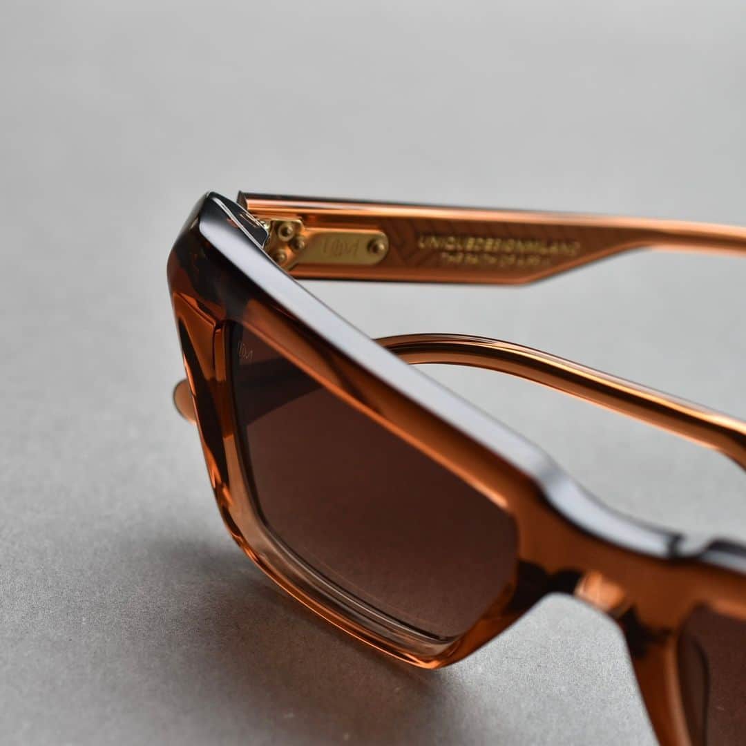 blincvaseさんのインスタグラム写真 - (blincvaseInstagram)「.⁠  イタリア・ミラノ発の気鋭ブランド「UNIQUE DESIGN MILANO（ユニーク デザイン ミラノ）」の新作サングラス「LUCKY FROG」をご紹介。⁠ ⁠ 12mm厚のアセテート生地から切削されたフロントデザインは、ダイナミックなキャットアイの印象はありつつも、品のある滑らか印象です。⁠ ⁠ キャッチーなシェイプではありますが、ミディアムなサイズ感のため、程良くアイコニックなサングラスとしてデイリーなデザインとなっております。⁠ ⁠ クリアアンバーのカラーもフレームカッティングの立体的な美しさに拍車をかけてくれます。⁠ ⁠ brand:UNIQUE DESIGN MILANO⁠ model: LUCKY FROG⁠ color: C51⁠ price: ¥39,600-（w/tax)⁠ ⁠ #uniquedesignmilano⁠」6月17日 11時00分 - blincvase