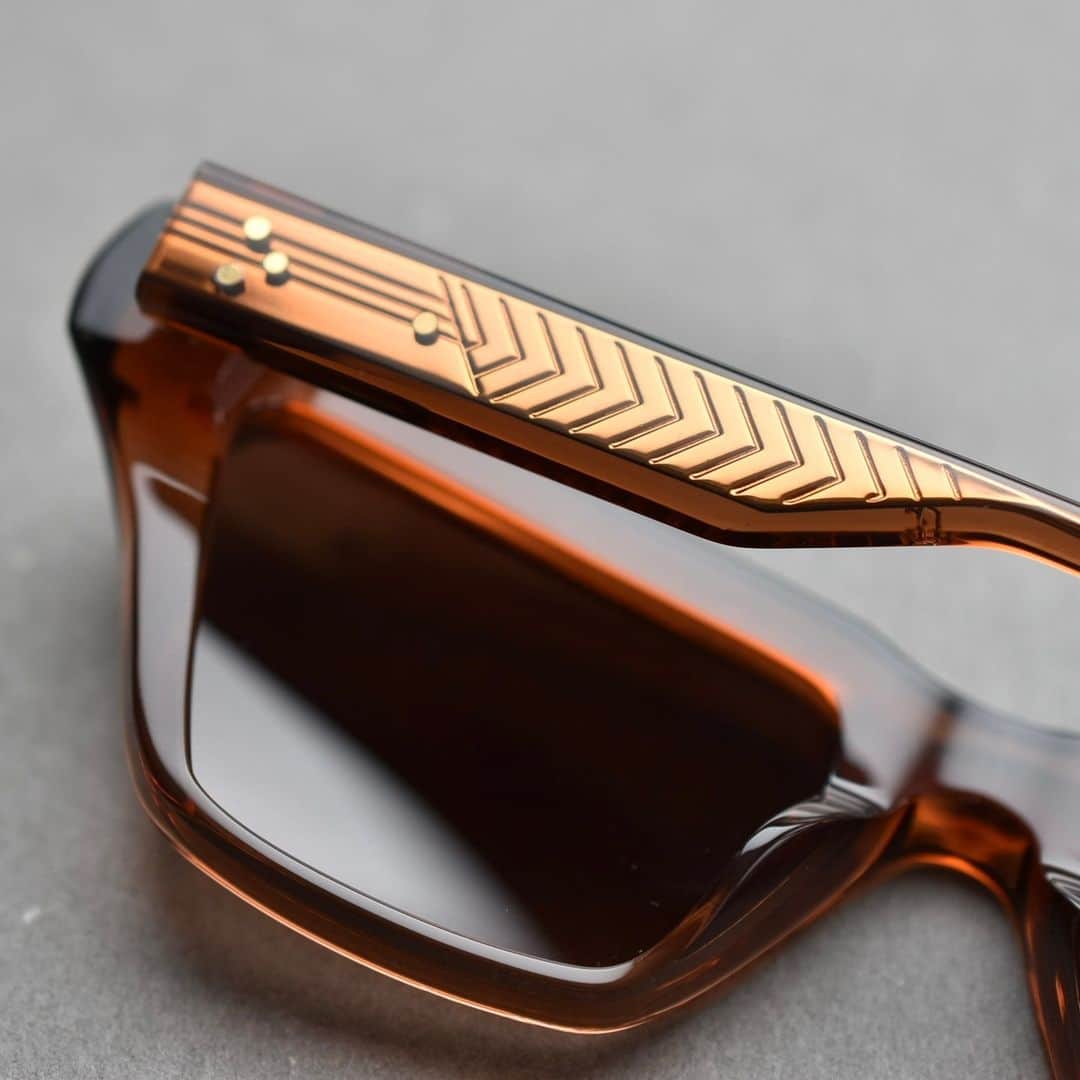 blincvaseさんのインスタグラム写真 - (blincvaseInstagram)「.⁠  イタリア・ミラノ発の気鋭ブランド「UNIQUE DESIGN MILANO（ユニーク デザイン ミラノ）」の新作サングラス「LUCKY FROG」をご紹介。⁠ ⁠ 12mm厚のアセテート生地から切削されたフロントデザインは、ダイナミックなキャットアイの印象はありつつも、品のある滑らか印象です。⁠ ⁠ キャッチーなシェイプではありますが、ミディアムなサイズ感のため、程良くアイコニックなサングラスとしてデイリーなデザインとなっております。⁠ ⁠ クリアアンバーのカラーもフレームカッティングの立体的な美しさに拍車をかけてくれます。⁠ ⁠ brand:UNIQUE DESIGN MILANO⁠ model: LUCKY FROG⁠ color: C51⁠ price: ¥39,600-（w/tax)⁠ ⁠ #uniquedesignmilano⁠」6月17日 11時00分 - blincvase
