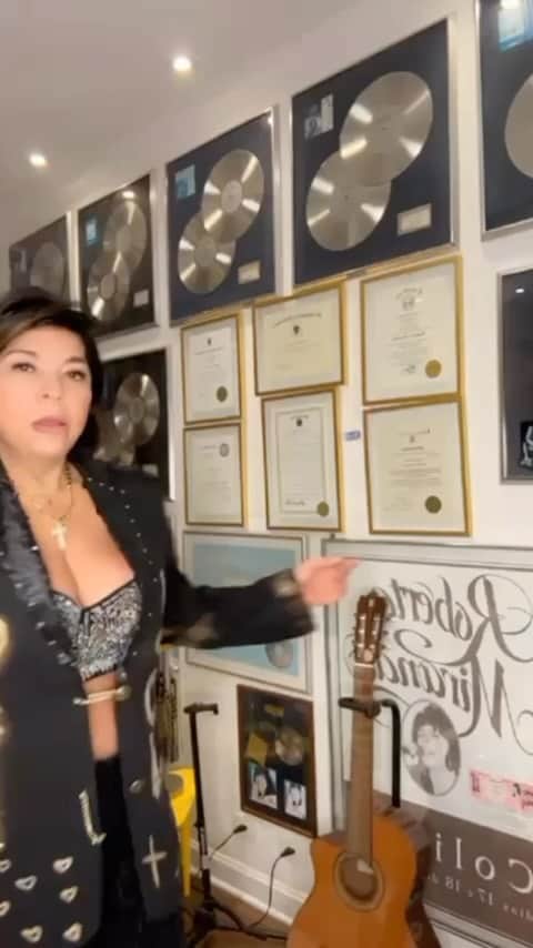のインスタグラム：「OBRIGADA MEUS AMORES POR TANTO CARINHO  Q  BOM QUE GOSTARAM ……👈🏼👈🏼Tá aqui o tão esperado #perigosaelinda agradeço ao compositor Wilseu Pause pelo carinho !! O clip vem vindo… perigosa…kkkkk @wilceupause está música já está comigo faz tempo.. chegou o momento dela  comigo. 🙏🙏🙏💜💜💜」