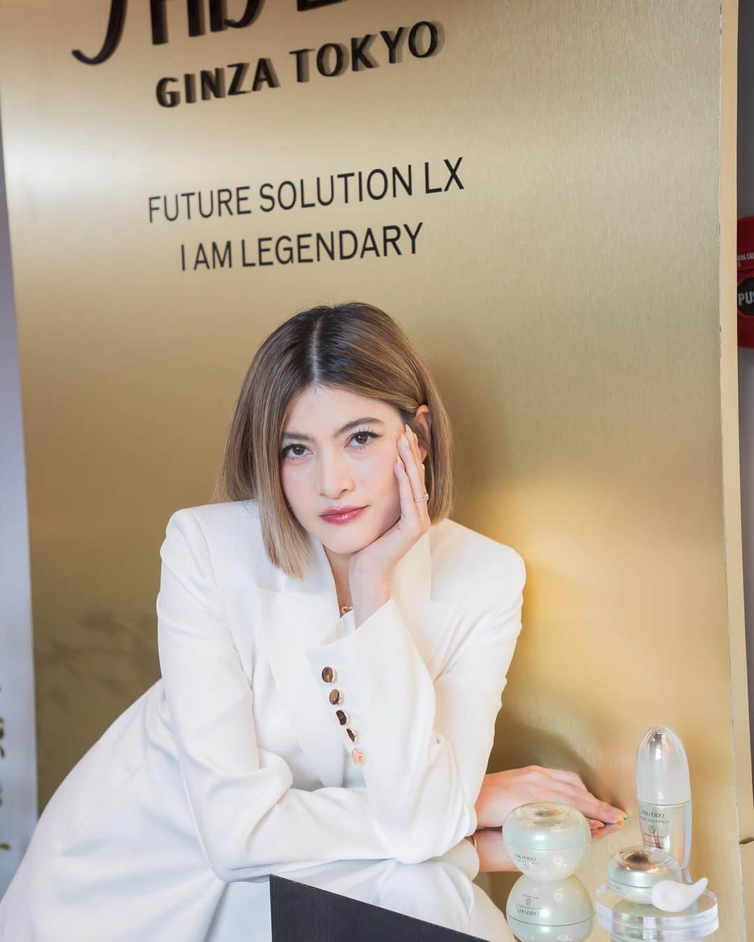 マギー・ラースリー・バーレンシエガーさんのインスタグラム写真 - (マギー・ラースリー・バーレンシエガーInstagram)「มาบอกต่อถึงความเลอค่าของ Future Solution LX Legendary Enmei ✨และอายครีมที่ชิเซโด้พึ่งเปิดตัวใหม่จาก @shiseido ❤️ ซึ่งเมื่อวานกี้ได้ไปร่วมงาน workshop ด้วย เลยได้รู้ว่าไลน์นี้เป็นโปรดักส์ไลน์ที่พรีเมี่ยมที่สุด เน้นการปรนบัติผิวและจิตใจแบบครบทุกองศา ผ่านทางประสาทสัมผัสทั้ง 5 ที่รู้สึกดีตั้งแต่จับแพคเกจ การดมกลิ่นหอม ไปจนถึงความรู้สึกผ่อนคลายเมื่อลงครีมบนผิว ไม่แปลกใจทำไมเป็นที่สุดของชิเซโด้ ส่วนตัวอายครีมใหม่คือ rich ดีเลย ผิวชุ่มชื้นสุดๆ ออกมาก็ทำให้ครบรูทีนดูแลผิวมากกว่าเดิมอีก ใช้แล้วผิวรอบดวงตาดูเปล่งปลั่งจากภายในสู่ภายนอก🥰 ในงานกี้ได้ลองนวดหน้าแบบ yutaka ด้วย product ไลน์นี้ สัมผัสได้ถึงความผ่อนคลายผิวและใจ ทั้งผ่อนคลาย ประณีต และมีความเป็นญี่ปุ่นมากก ประทับใจสุดๆ ค่ะ❤️😍  #FutureSolutionLX #IAMLEGENDARY #ShiseidoThailand」6月17日 11時02分 - margie_rasri