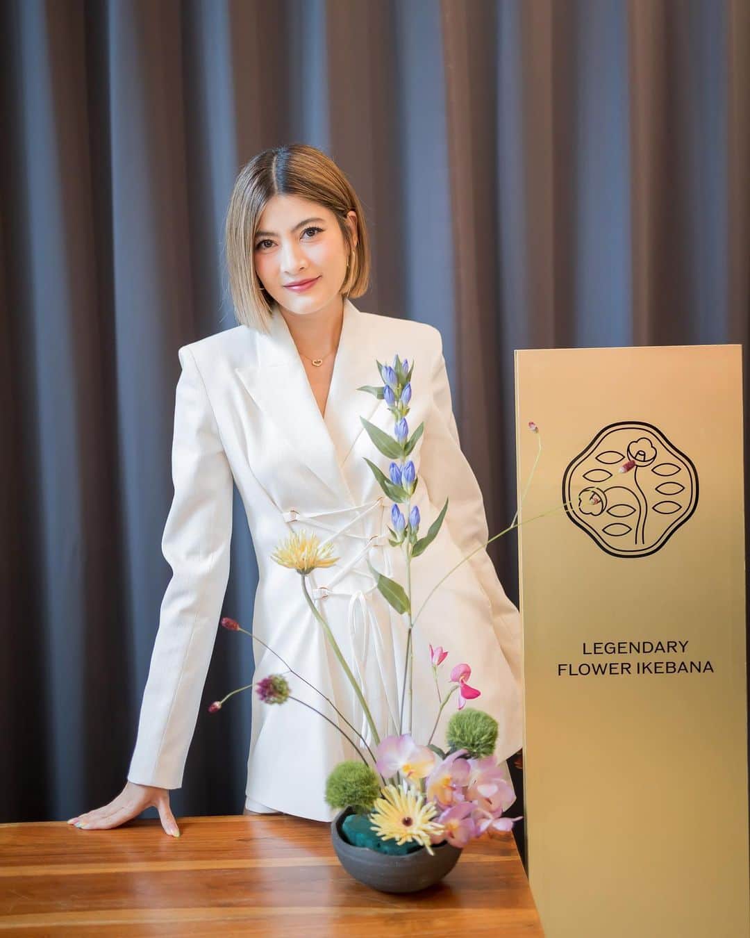 マギー・ラースリー・バーレンシエガーのインスタグラム：「มาบอกต่อถึงความเลอค่าของ Future Solution LX Legendary Enmei ✨และอายครีมที่ชิเซโด้พึ่งเปิดตัวใหม่จาก @shiseido ❤️ ซึ่งเมื่อวานกี้ได้ไปร่วมงาน workshop ด้วย เลยได้รู้ว่าไลน์นี้เป็นโปรดักส์ไลน์ที่พรีเมี่ยมที่สุด เน้นการปรนบัติผิวและจิตใจแบบครบทุกองศา ผ่านทางประสาทสัมผัสทั้ง 5 ที่รู้สึกดีตั้งแต่จับแพคเกจ การดมกลิ่นหอม ไปจนถึงความรู้สึกผ่อนคลายเมื่อลงครีมบนผิว ไม่แปลกใจทำไมเป็นที่สุดของชิเซโด้ ส่วนตัวอายครีมใหม่คือ rich ดีเลย ผิวชุ่มชื้นสุดๆ ออกมาก็ทำให้ครบรูทีนดูแลผิวมากกว่าเดิมอีก ใช้แล้วผิวรอบดวงตาดูเปล่งปลั่งจากภายในสู่ภายนอก🥰 ในงานกี้ได้ลองนวดหน้าแบบ yutaka ด้วย product ไลน์นี้ สัมผัสได้ถึงความผ่อนคลายผิวและใจ ทั้งผ่อนคลาย ประณีต และมีความเป็นญี่ปุ่นมากก ประทับใจสุดๆ ค่ะ❤️😍  #FutureSolutionLX #IAMLEGENDARY #ShiseidoThailand」