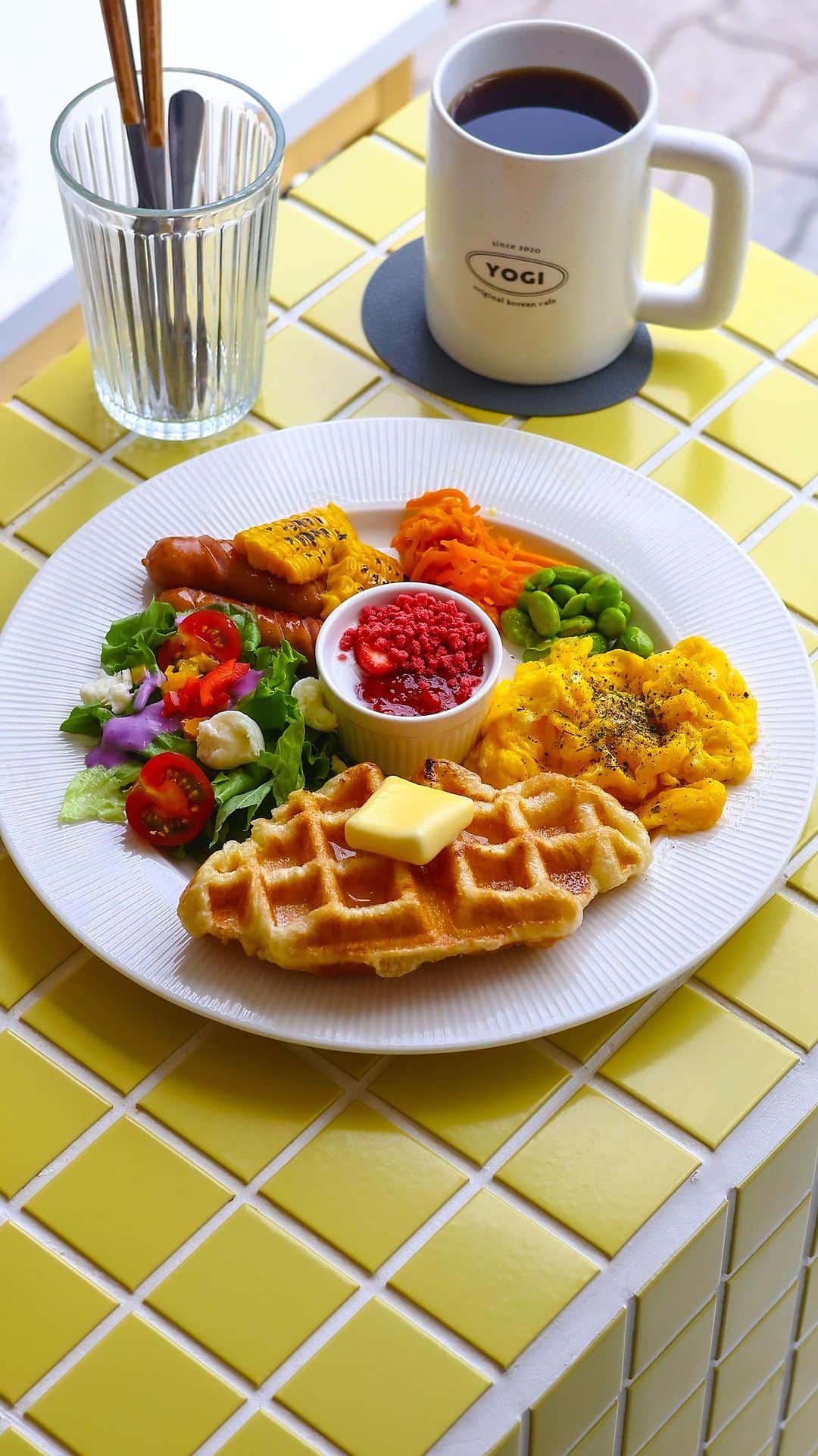 のインスタグラム：「.  . YOGI 阿倍野店 @yogi_2nd  一日のモチベーションが 爆上がりする新ブランチ(平日のみ提供)☀︎  クロッフルを サラダだったりウインナーだったりと 合わせてたべたことって そういえばなかったなぁ。  選べるトッピングは 塩バターにしたんだけど、 中毒性すげー...🤤  店名:YOGI 阿倍野店 住所:大阪市阿倍野区松崎町4-2-5  #YOGI阿倍野店#韓国カフェ#クロッフル #韓国スイーツ#osakacafe#japanesefood」