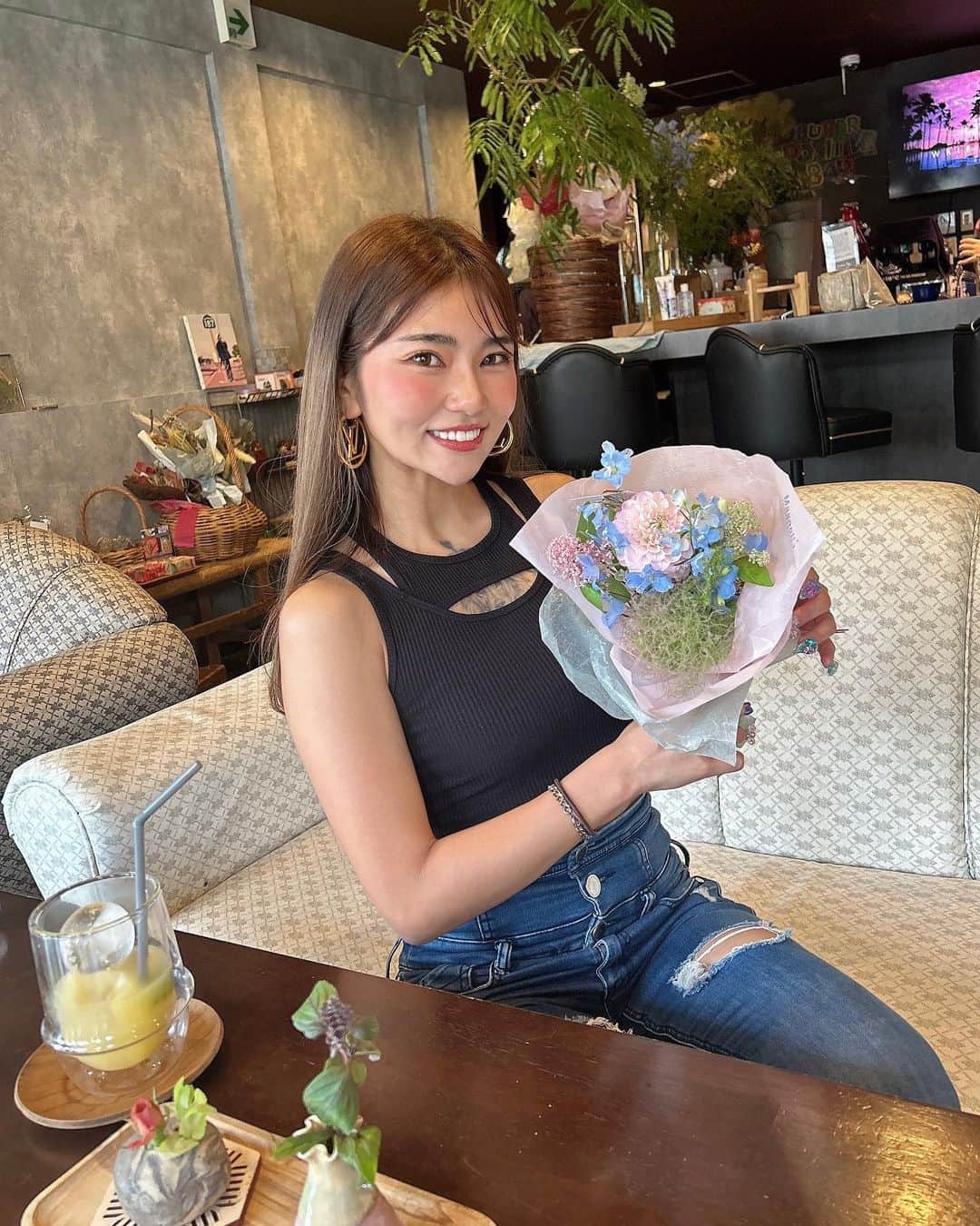 YOCHIのインスタグラム：「Sunshine💗 毎日お花を見ながら過ごしてhappy🥰 . . . #ダリアブーケ#花のある暮らし#アラサー女子の日常#お花好きな人と繋がりたい」