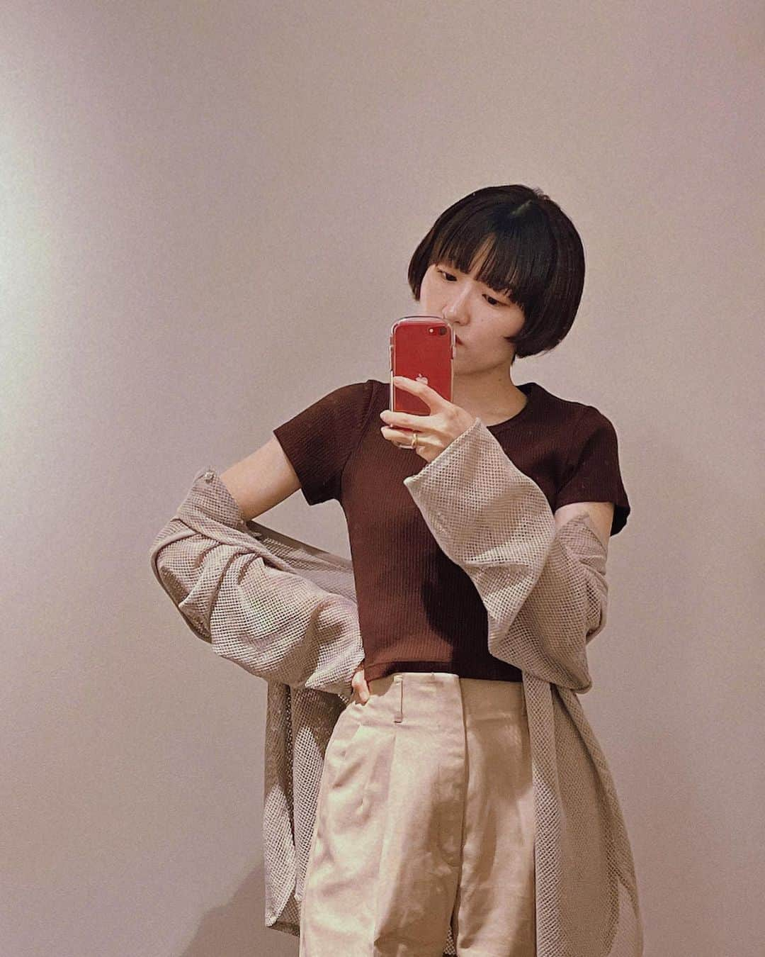 並木瑠璃さんのインスタグラム写真 - (並木瑠璃Instagram)「最近あみあみの服流行ってるよね。ちょっと羽織るのに丁度良い。でもたまにギターのペグポストに引っかかってヒヤッとする。笑  #作曲家#ギタリスト#ギター女子」6月17日 11時23分 - namiki_ruri