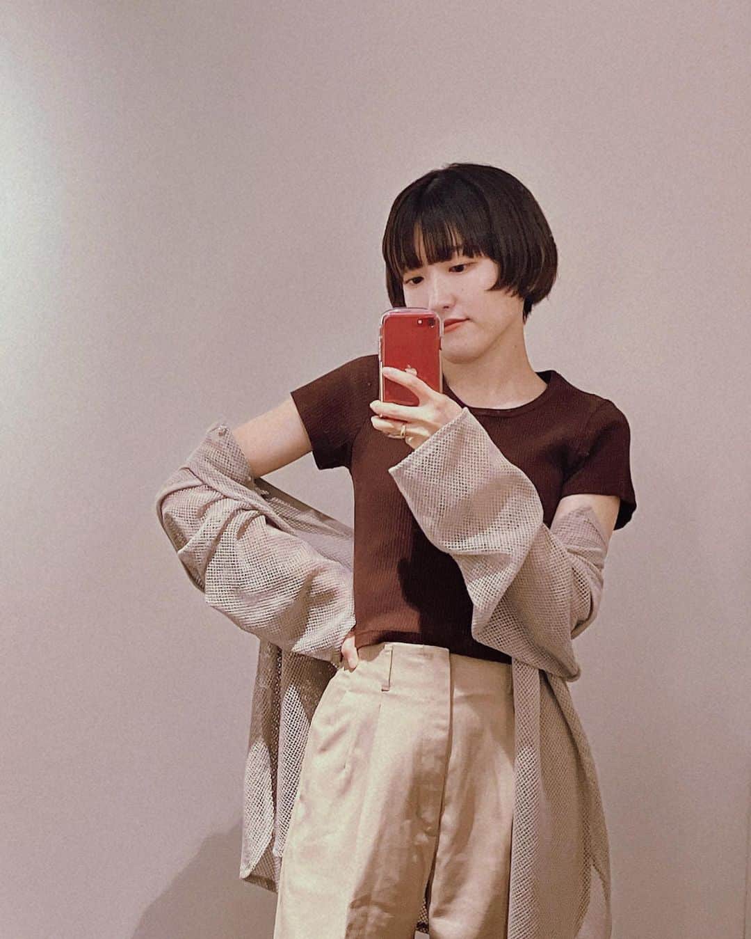 のインスタグラム：「最近あみあみの服流行ってるよね。ちょっと羽織るのに丁度良い。でもたまにギターのペグポストに引っかかってヒヤッとする。笑  #作曲家#ギタリスト#ギター女子」
