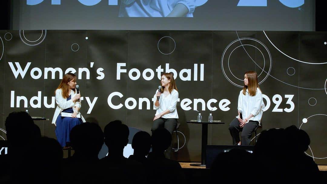 日々野真理さんのインスタグラム写真 - (日々野真理Instagram)「Women’s Football Industry Conference 2023に、長谷川唯選手、清水梨紗選手と一緒に登壇させていただきました。  女子サッカーに特化した4部構成のカンファレンス、しかも海外からの登壇者の方々もいらして、本当に勉強になりました。 このようなカンファレンスを開催してくださり、参加させてくださったことに感謝しています。  #長谷川唯選手 #清水梨紗選手 #女子サッカー」6月17日 11時28分 - marihibino1031