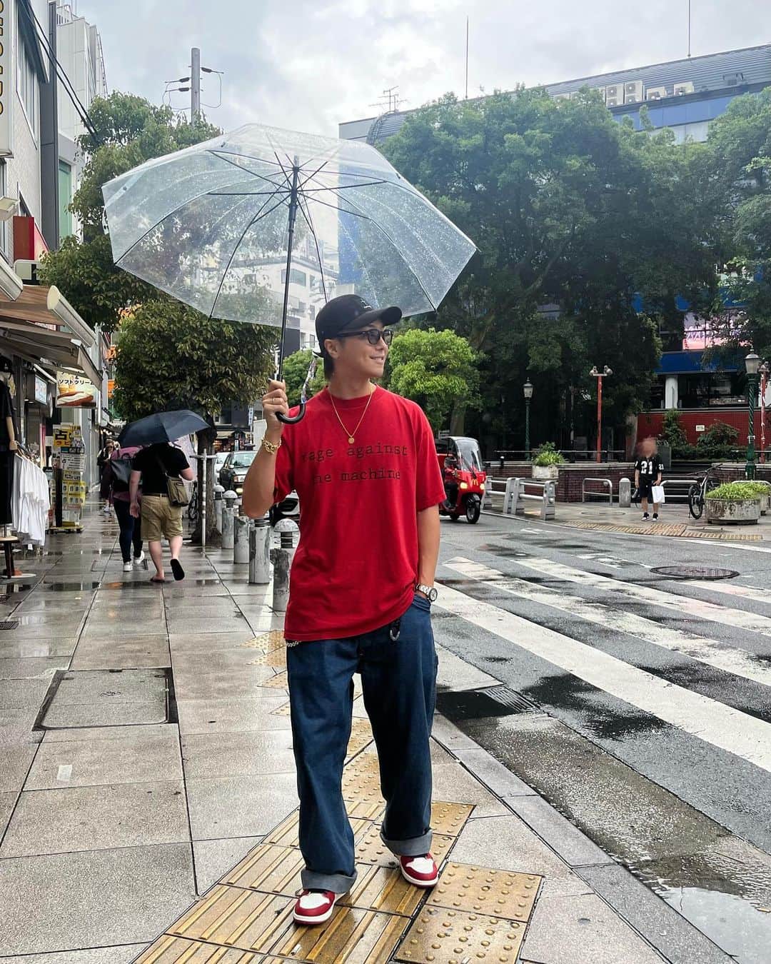 TAKAHIROさんのインスタグラム写真 - (TAKAHIROInstagram)「大阪の旅。 初日はあいにくの天気で、 雨が降る中、 久しぶりにアメ村へ。 （ダジャレじゃないしん） MCでも話しましたが、 三角公園で、 いろんな思い出が蘇り😂 甲賀流のたこ焼きをいただきました。 安定の古着屋巡りをしつつ、 会場入り。 二日目は、木島さんと合流し、 梅田へ。 少しの時間でしたが、 2人で古着に目を輝かせ、 HEPに立ち寄り、大阪の風を感じて大満足でした。 ほんま、最高ですわ🔥 おおきに。 またすぐ戻ってきます👍」6月17日 11時30分 - exiletakahiro_official