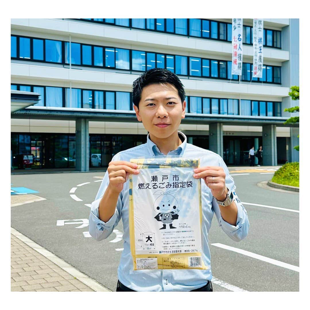 上坂嵩さんのインスタグラム写真 - (上坂嵩Instagram)「ごみ袋値上げ。 . 愛知県瀬戸市で今話題になっている #ごみ袋 の値上げ。 . たとえば #燃えるごみ 45リットル10枚入りだと、 ９月から、今のおよそ３倍に値上がりする予定でした。 . それに待ったを掛けたのが、 #値上げ凍結 を公約に４月に当選した川本市長。 . 一体何が起こっているのか。 . 値上げ案に賛成した議員、凍結案を出した川本市長、 値上げに揺れる市民などを取材しました✏️ . . 取材を進めて感じたのは、 確かに、ごみ袋の金額だけを見ると #大幅な値上げ です。 . しかし、値上げと同時に、 乳幼児や障害者などオムツを必要する家庭に #無料でオムツを配布する政策 や 生ごみを堆肥化する #コンポストを補助する政策 など を行う予定で予算を組んでいたとのこと。 . ごみ袋の値上げは、こうしたごみ処理に関する 総合的な政策の一部であることが見えてきました。 . 値上げが凍結されると、 これらの政策も見通しが立たなくなるとのことで、 問題は複雑であると感じます。 . . 他の自治体を見ると、 こうした #ごみ処理費用 をごみ袋代に含めて 1枚200円という自治体も。 . #えりも町 では、20年以上この形で 町民が納得してごみ処理を行っているとのこと。 . ごみ袋が安い自治体では処理費用を別途税金で集めており、 「誰が、どういう形で負担することが公平か」 といった点も考えさせられます。 . みなさんは、どのように考えますか？ . . #愛知県 #瀬戸市 #愛知 #瀬戸 #メーテレ #アップ #アナウンサー #フィールドキャスター #ニュースワード #SDGsビジネスマスター #上坂嵩」6月17日 11時31分 - takashi_uesaka_nbn