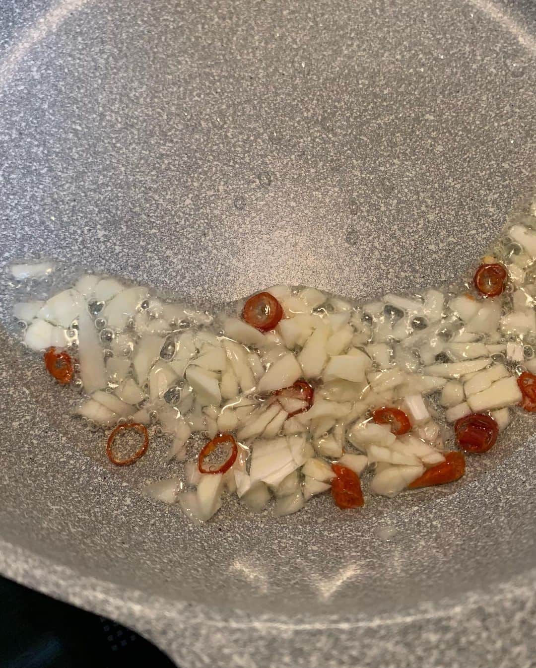 木曽大介のインスタグラム：「🧑‍🍳今日のお献立👨🏻‍🍳 🥩塩バター肉じゃが 🥬青梗菜の塩ガーリック炒め 🍅プチトマトとアンチョビ蒸し 🍚塩昆布乗せスーパー大麦入りのどか米」