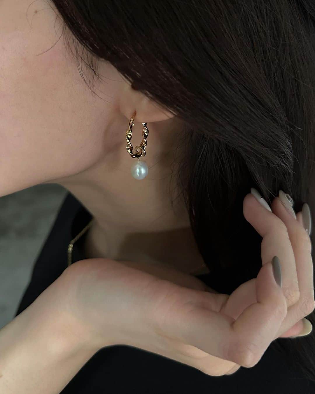 りぃさんのインスタグラム写真 - (りぃInstagram)「【このあと12:00♡】新作アクセサリー＆即完売ドレス再入荷＆ワッシャープリーツスカートにLサイズが登場します💍👗  ㅤㅤㅤㅤㅤㅤㅤㅤㅤㅤㅤㅤㅤ ⚪️nairo department New Brand vol.2 LOUISE DAMAS／ルイーズダマス  フランス、パリ発のジュエリーブランドから、デイリーユースやオケージョンにぴったりの素敵なジュエリーをセレクトしました。  本日再入荷する、完売レディドレスとの組み合わせもきゅん、、🤍 お呼ばれの時はお洋服だけでなく ジュエリーにも迷われると思うので、 まるっとお任せ下さい♡ 是非合わせてチェックしてくださいね。  ▼再入荷ドレス レディシルエットレースドレス  ⚪️nairo殿堂入りスカートに新サイズ登場！  高身長さん待望のワッシャープリーツスカートに≪ Lサイズ ≫登場です✨ Mサイズより＋5cm、 たっぷりロング丈をお届けします♡  ㅤㅤㅤㅤㅤㅤㅤㅤㅤㅤㅤㅤㅤ 【販売開始時間】 6月17日(土)12時～  ※Lサイズのお届けは6月27日より順次発送予定となります。 それぞれ数に限りがございます。  ㅤㅤㅤㅤㅤㅤㅤㅤㅤㅤㅤㅤㅤ @nairo__official  ㅤㅤㅤㅤㅤㅤㅤㅤㅤㅤㅤㅤㅤ  #上品コーデ #オケージョンドレス #オケージョン#オケージョンコーデ #ディナーデート #ドレスコーデ #デートコーデ #小柄女子 #小柄コーデ#低身長女子 #低身長コーデ#シンプルコーデ #お呼ばれコーデ #sサイズコーデ#150cmコーデ #おちびコーデ#モテコーデ #シンプルアクセサリー #ゴールドアクセサリー #華奢アクセサリー #dressup #simpleaccessories #nairo_mag」6月17日 11時43分 - hyororii_69