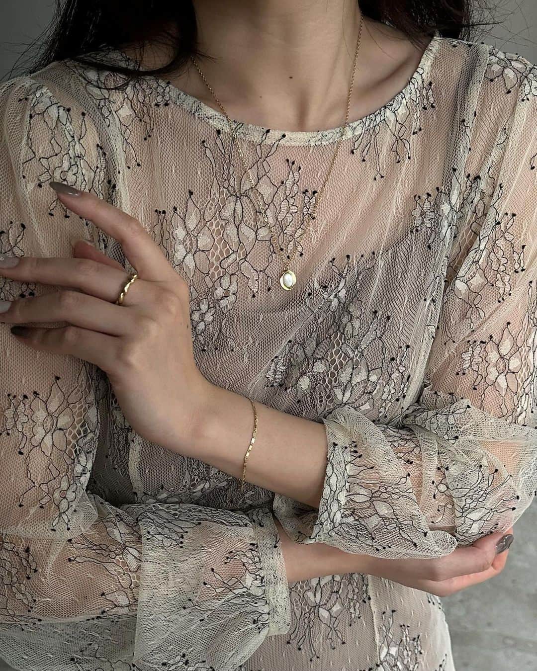 りぃさんのインスタグラム写真 - (りぃInstagram)「【このあと12:00♡】新作アクセサリー＆即完売ドレス再入荷＆ワッシャープリーツスカートにLサイズが登場します💍👗  ㅤㅤㅤㅤㅤㅤㅤㅤㅤㅤㅤㅤㅤ ⚪️nairo department New Brand vol.2 LOUISE DAMAS／ルイーズダマス  フランス、パリ発のジュエリーブランドから、デイリーユースやオケージョンにぴったりの素敵なジュエリーをセレクトしました。  本日再入荷する、完売レディドレスとの組み合わせもきゅん、、🤍 お呼ばれの時はお洋服だけでなく ジュエリーにも迷われると思うので、 まるっとお任せ下さい♡ 是非合わせてチェックしてくださいね。  ▼再入荷ドレス レディシルエットレースドレス  ⚪️nairo殿堂入りスカートに新サイズ登場！  高身長さん待望のワッシャープリーツスカートに≪ Lサイズ ≫登場です✨ Mサイズより＋5cm、 たっぷりロング丈をお届けします♡  ㅤㅤㅤㅤㅤㅤㅤㅤㅤㅤㅤㅤㅤ 【販売開始時間】 6月17日(土)12時～  ※Lサイズのお届けは6月27日より順次発送予定となります。 それぞれ数に限りがございます。  ㅤㅤㅤㅤㅤㅤㅤㅤㅤㅤㅤㅤㅤ @nairo__official  ㅤㅤㅤㅤㅤㅤㅤㅤㅤㅤㅤㅤㅤ  #上品コーデ #オケージョンドレス #オケージョン#オケージョンコーデ #ディナーデート #ドレスコーデ #デートコーデ #小柄女子 #小柄コーデ#低身長女子 #低身長コーデ#シンプルコーデ #お呼ばれコーデ #sサイズコーデ#150cmコーデ #おちびコーデ#モテコーデ #シンプルアクセサリー #ゴールドアクセサリー #華奢アクセサリー #dressup #simpleaccessories #nairo_mag」6月17日 11時43分 - hyororii_69