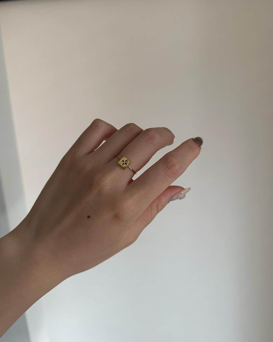 りぃさんのインスタグラム写真 - (りぃInstagram)「【このあと12:00♡】新作アクセサリー＆即完売ドレス再入荷＆ワッシャープリーツスカートにLサイズが登場します💍👗  ㅤㅤㅤㅤㅤㅤㅤㅤㅤㅤㅤㅤㅤ ⚪️nairo department New Brand vol.2 LOUISE DAMAS／ルイーズダマス  フランス、パリ発のジュエリーブランドから、デイリーユースやオケージョンにぴったりの素敵なジュエリーをセレクトしました。  本日再入荷する、完売レディドレスとの組み合わせもきゅん、、🤍 お呼ばれの時はお洋服だけでなく ジュエリーにも迷われると思うので、 まるっとお任せ下さい♡ 是非合わせてチェックしてくださいね。  ▼再入荷ドレス レディシルエットレースドレス  ⚪️nairo殿堂入りスカートに新サイズ登場！  高身長さん待望のワッシャープリーツスカートに≪ Lサイズ ≫登場です✨ Mサイズより＋5cm、 たっぷりロング丈をお届けします♡  ㅤㅤㅤㅤㅤㅤㅤㅤㅤㅤㅤㅤㅤ 【販売開始時間】 6月17日(土)12時～  ※Lサイズのお届けは6月27日より順次発送予定となります。 それぞれ数に限りがございます。  ㅤㅤㅤㅤㅤㅤㅤㅤㅤㅤㅤㅤㅤ @nairo__official  ㅤㅤㅤㅤㅤㅤㅤㅤㅤㅤㅤㅤㅤ  #上品コーデ #オケージョンドレス #オケージョン#オケージョンコーデ #ディナーデート #ドレスコーデ #デートコーデ #小柄女子 #小柄コーデ#低身長女子 #低身長コーデ#シンプルコーデ #お呼ばれコーデ #sサイズコーデ#150cmコーデ #おちびコーデ#モテコーデ #シンプルアクセサリー #ゴールドアクセサリー #華奢アクセサリー #dressup #simpleaccessories #nairo_mag」6月17日 11時43分 - hyororii_69