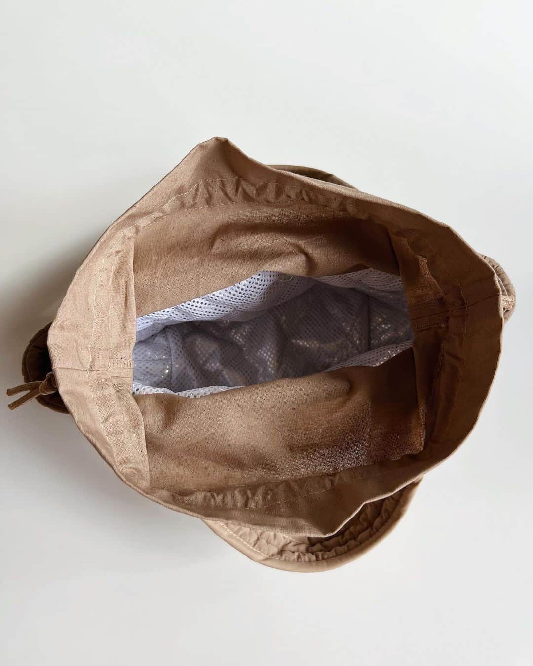 akiiiii1025さんのインスタグラム写真 - (akiiiii1025Instagram)「⁡ clear bag⛱🤍 ⁡ 長男のプール用bagを  @munico.handmade さんに作っていただきました❤︎ˊˎ ⁡ めちゃくちゃかわいくないですか🥹💓？ ⁡ ☑︎サイズ "standard" ☑︎持ち手のカラー "moca" ☑︎モチーフ "タグ " 名入れ「natsu」 ⁡ マチもしっかりあるから大判のラップタオルや 水筒も余裕で入ります🥤 ⁡ 一緒に保冷バッグも作っていただき、 これ届いてから早速毎日会社に持って行く お弁当とか入れて使ってます🫶 ⁡ 保冷バッグだけど、ちょっとお出かけするのに 財布やタオル、飲み物入れて行くのにも 良さそう🥰 ⁡ munico.さんは長男が入園する時に 園で使用するレッスンバッグを オーダーさせてもらってからずっと愛用していて (次男入園の際にも作っていただいた🥹🤎) デザインが本当シンプル&オシャレで大好き🫶 ⁡ どちらも本日6/17 21:00〜オーダースタート🧺ˊˎ ⁡ 他にもかわいいitemたくさんあるので 是非checkしてみてください𓂃🕊 ⁡ ⁡ ⁡ ⁡ #クリアバッグ#プールバッグ#ビーチグッズ #水遊びグッズ#プールグッズ#キッズ用品 #ハンドメイド#保冷バッグ#ラップタオル #2歳差育児#2歳差兄弟#2児ママ#男の子ママ　 #兄弟ママ#大阪ママ#北摂ママ#イゴール#浮き輪 #ママライフ#こどものいる暮らし #igor#petitespommes#beachgoods」6月17日 11時38分 - akiiiii1025