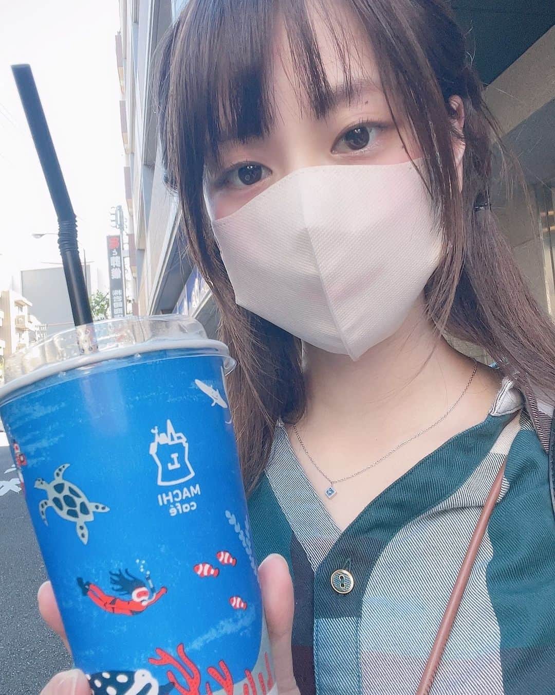 前田佳織里のインスタグラム：「現場途中のコンビニで買ったアイスコーヒー、マチカフェデザインが可愛かった🐧🐬🐠🐟  #アイスコーヒー  #暑い」