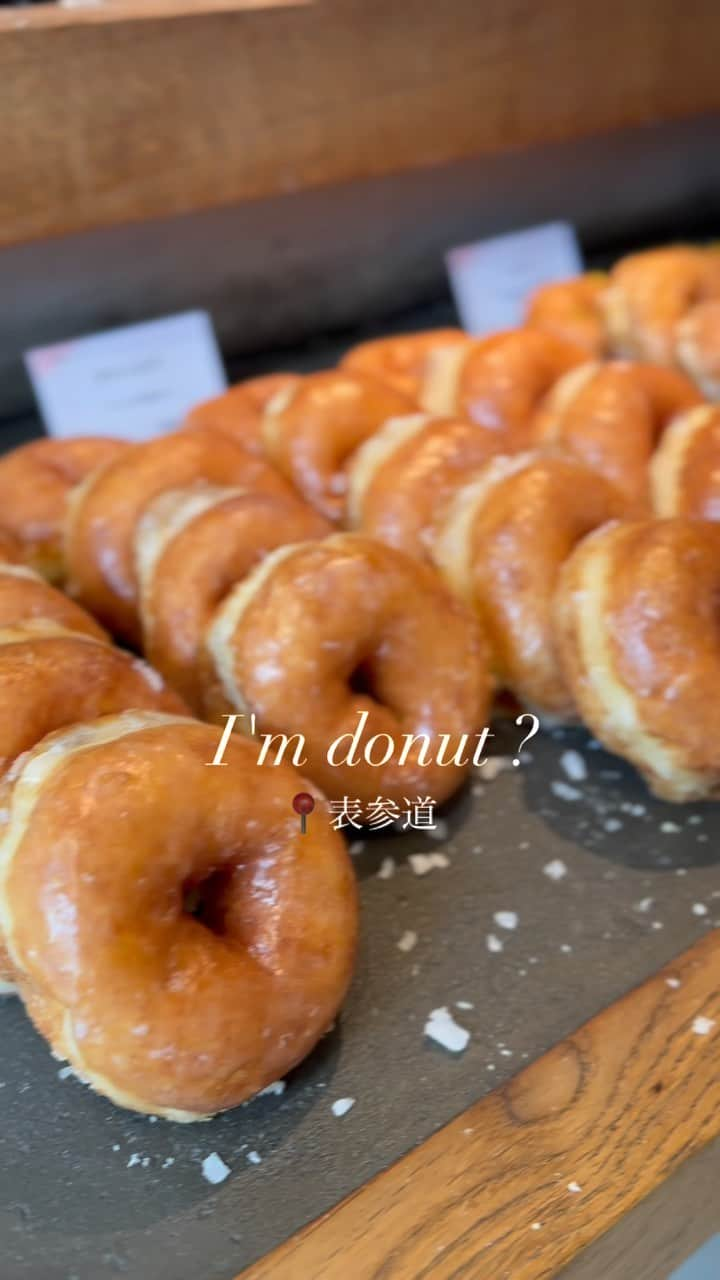 白井佑奈のインスタグラム：「🍩   ナマドーナツってなに！？😳 I'm donut?( @i.m.donut )さんに行ってきたよ！      今回行ったのは、渋谷店！  中目黒は1時間くらい待ちだけど、渋谷店は30分くらいで買えたかなぁ🤔❤️      ノーマルタイプのドーナツは必須買い😍    今回は新たに、 ＊I'm donut チョコ味  ＊チョコレート(穴が空いてるやつ)    を買ってみたけど、意外とチョコ味も好きだった✨      渋谷店の方が種類も豊富でまた行きたいなぁ☺️💗      ＊＊＊＊＊＊＊＊＊＊  お仕事依頼はDMへ💌💭 ＊＊＊＊＊＊＊＊＊＊    プロフィールリンクはこちら👉 @yuna_smile0130     #アイムドーナツ#アイムドーナツ中目黒#アイムドーナツ渋谷#渋谷#渋谷カフェ#渋谷グルメ#渋谷ランチ#渋谷テイクアウト#渋谷スイーツ#中目黒ドーナツ#ドーナツ専門店#ドーナツ屋さん#生ドーナツ#生ドーナツ専門店#生クリーム#表参道ドーナツ#渋谷ドーナツ#中目黒カフェ#imdonut#donut#tokyo#tokyogurumet」