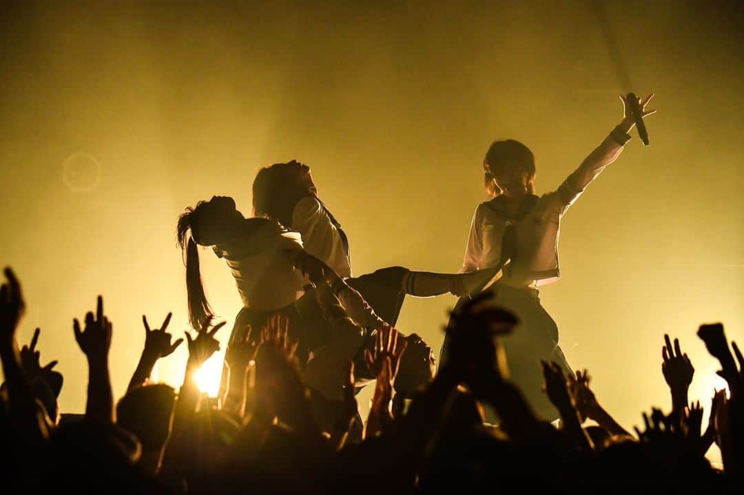 新しい学校のリーダーズのインスタグラム：「2023.6.17  #やついフェス  「YATSUI FESTIVAL! 2023」at Shibuya O-EAST  <SETLIST> 1. 青春を切り裂く波動 2. 最終人類 3. NAINAINAI 4. Giri Giri 5. AG!Susan 6. オトナブルー 7. 乙女の美学 8. Pineapple Kryptonite Special MIX 9. 席替ガットゥーゾ 10. 迷えば尊し  photo 清水ケンシロウ @shimiken519 📸  #新しい学校のリーダーズ #ATARASHIIGAKKO」