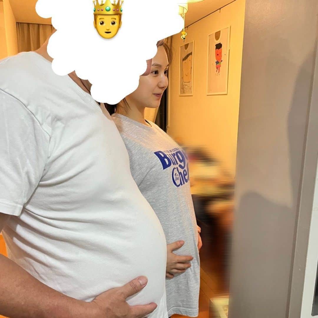 ひよんのインスタグラム：「🤰🤷🏻‍♂️  絶対アボジの方がお腹おおきい🤣💓笑 in実家  #ひよん #ひよんマタニティ」