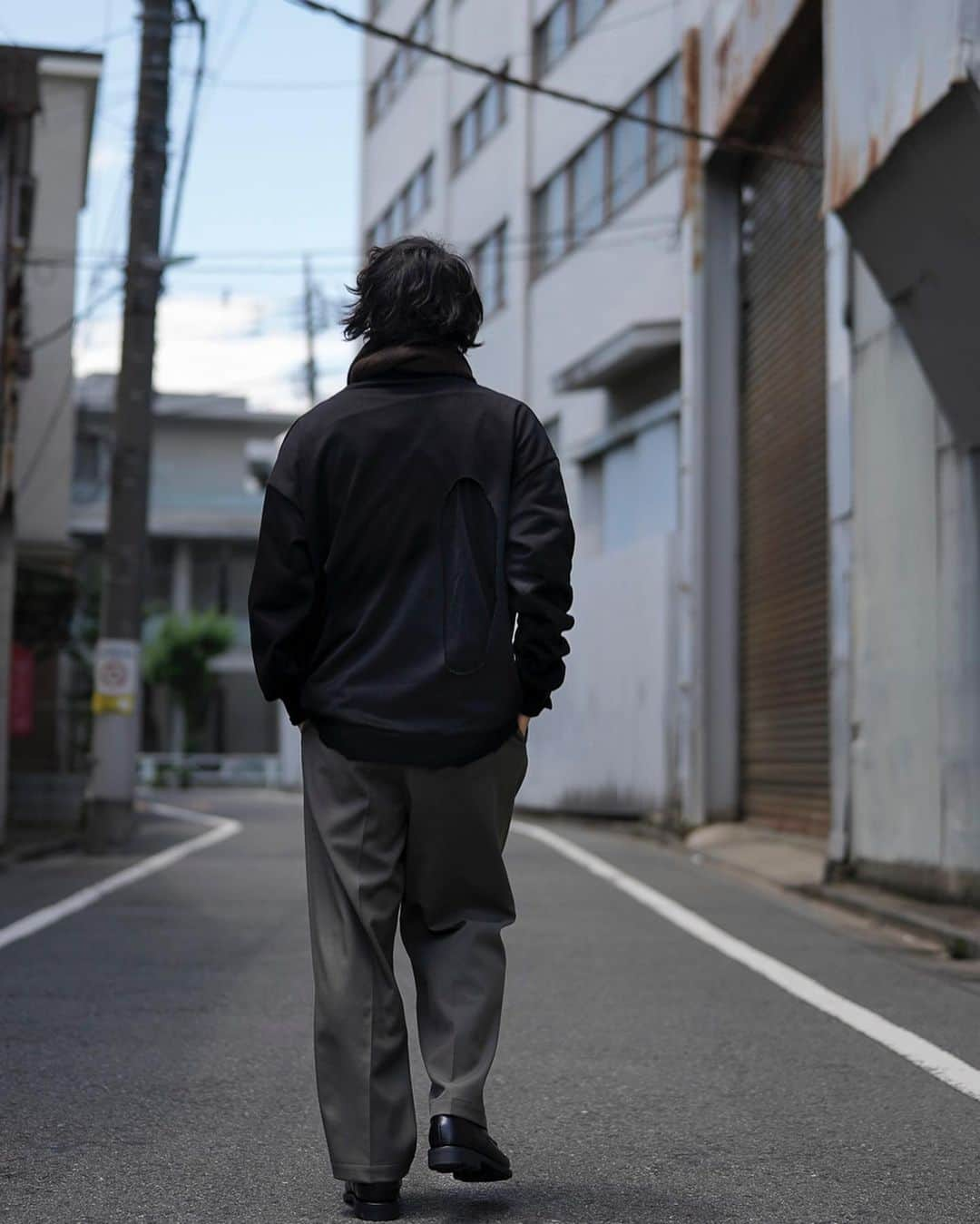 MBさんのインスタグラム写真 - (MBInstagram)「Tops:MB Vintage Sweat Bottoms:MB Standard Wide Slacks Shoes:MB Ultimate Fabric Goodyear Welted Leather Shoes by TANNERIE D'ANNONAY Stole: MBUltimate Fabric 100% Yak Stole  エルメスレザーとして知られるアノネイ。超高級素材ヤク100%。諸々良い感じに2023秋冬出来てきています。  MBアイテムストアにて順次公開していきます。」6月17日 22時33分 - mb_knowermag