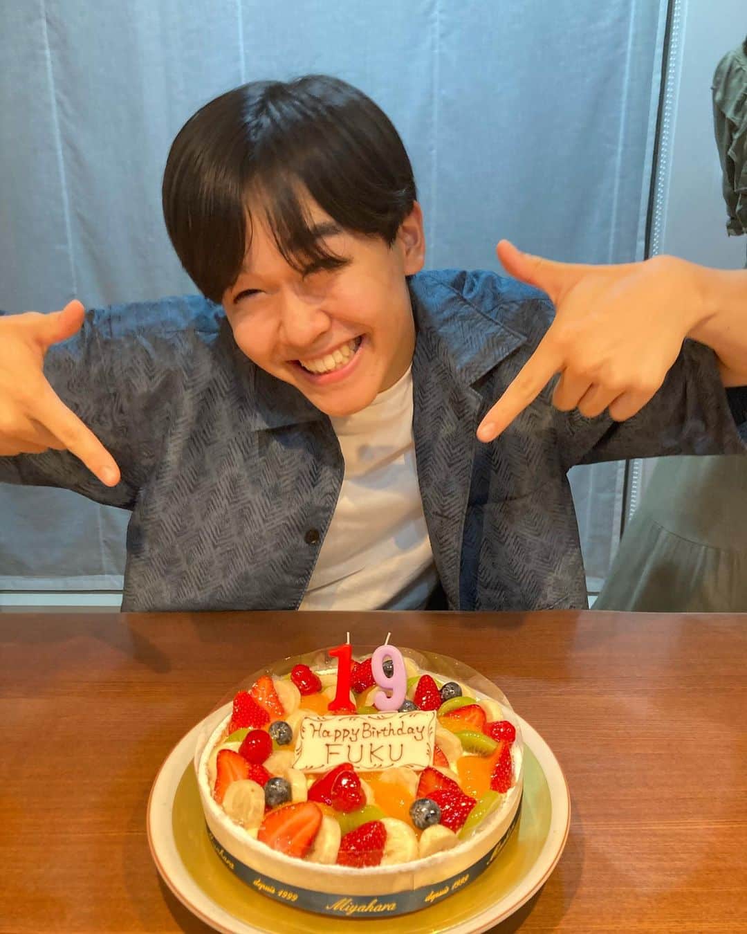 鈴木福さんのインスタグラム写真 - (鈴木福Instagram)「19歳になりましたー！！  18歳は、ドタバタで、たくさんの出会いがあった、最高な1年でした！！ ラストティーン、心から良かったと言える1年を過ごしたいと思います！  #鈴木福 #誕生日 #19歳」6月17日 22時36分 - s_fuku_te