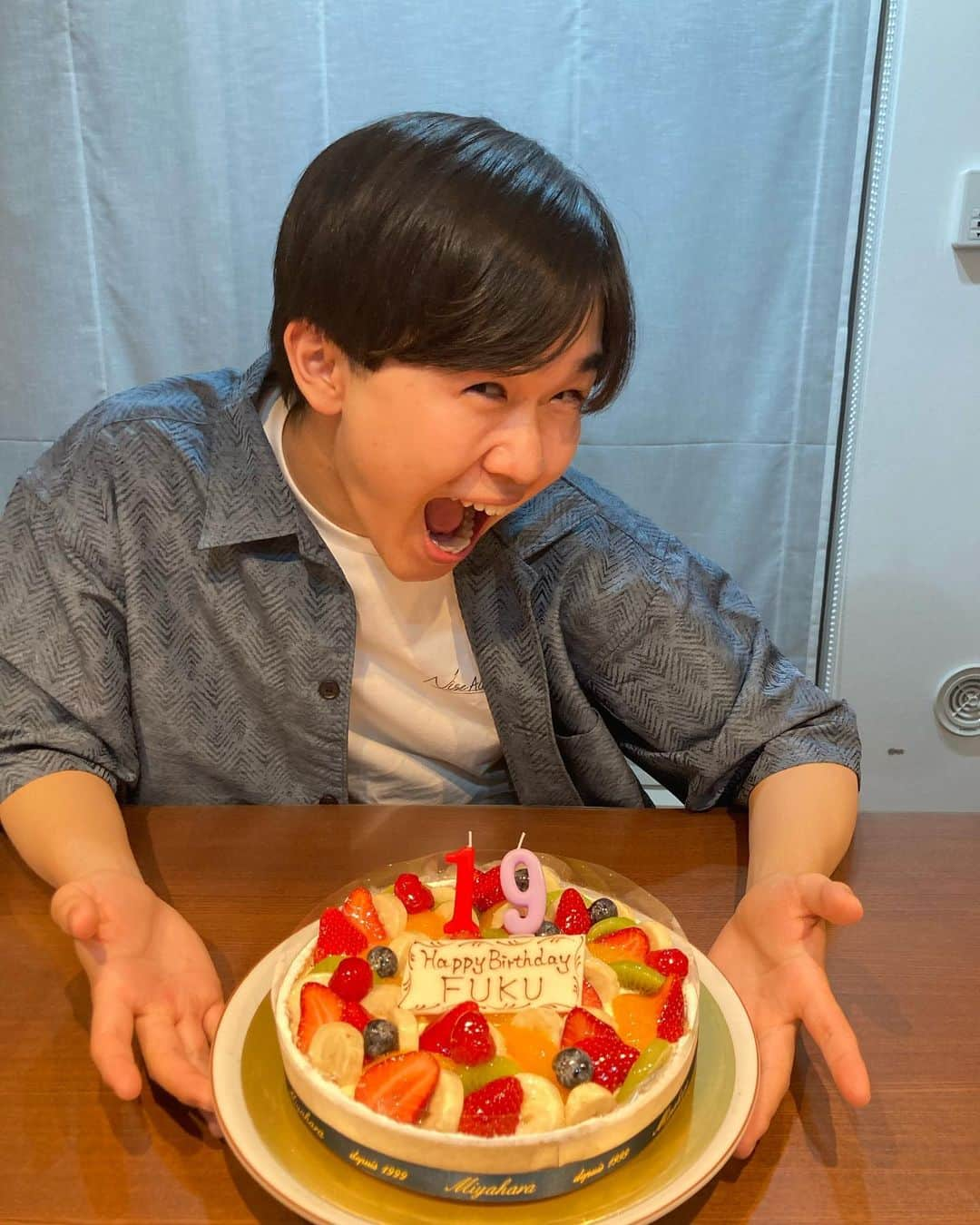 鈴木福さんのインスタグラム写真 - (鈴木福Instagram)「19歳になりましたー！！  18歳は、ドタバタで、たくさんの出会いがあった、最高な1年でした！！ ラストティーン、心から良かったと言える1年を過ごしたいと思います！  #鈴木福 #誕生日 #19歳」6月17日 22時36分 - s_fuku_te