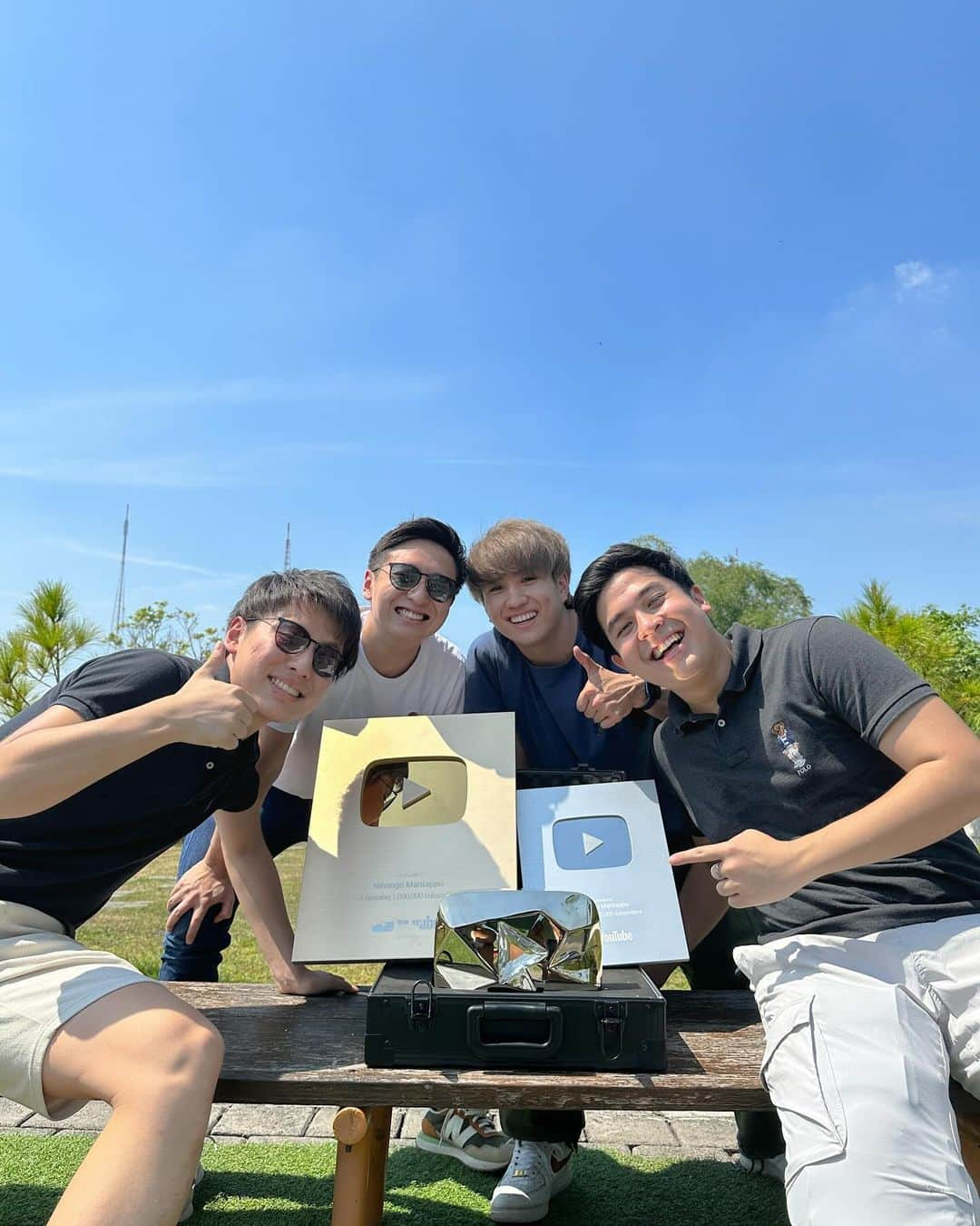 大塚稜馬さんのインスタグラム写真 - (大塚稜馬Instagram)「Minasan Konnijiwaaaaa🤭 Finally, we were able to open the diamond play button💎 It is thanks to everyone's support that we were able to win this award. Thank you very much🥹🥹🥹  Looking back over the past six years, I have had many valuable experiences that money really, really can't buy. I can't thank Jerome enough for inviting me to YouTube. And of course, a big thank you to Yusuke and Tomo. I will be retiring from YouTube at the end of this year, but I really will remember the experiences I had in the past 6 years for the rest of my life. I am looking forward to making the wasedaboys World trip, my last project as wasedaboys, the most exciting content to date! Mantappu jiwaaaaa!!!!  #10M #diamondplaybutton  #Nihongomantappu #wasedaboys」6月17日 22時37分 - otk_rym