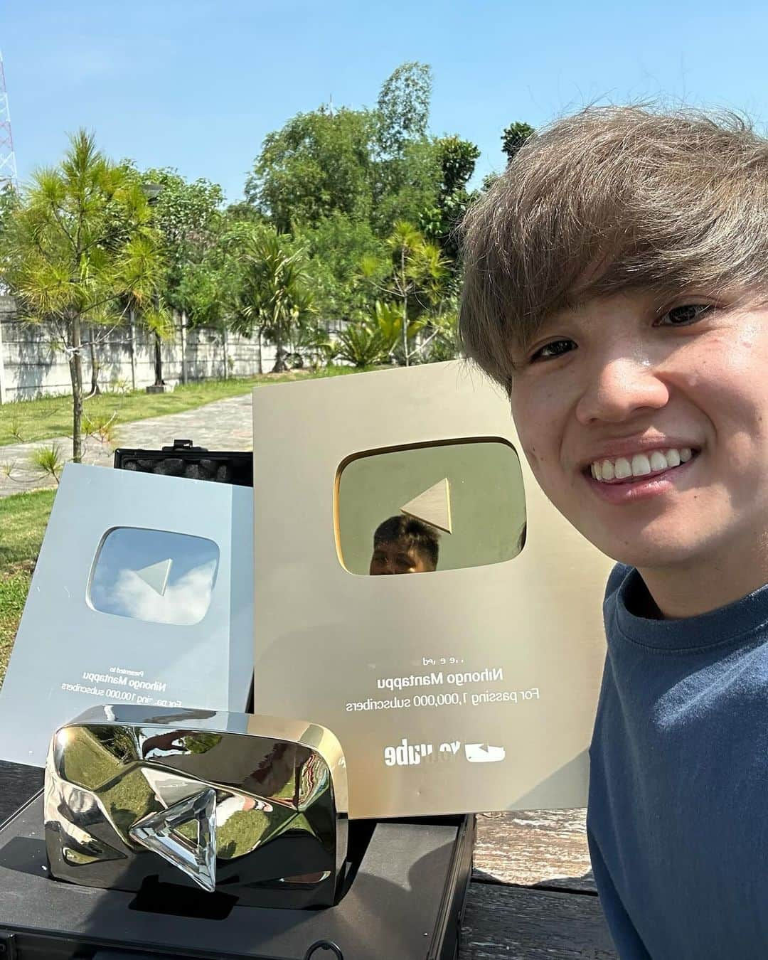 大塚稜馬さんのインスタグラム写真 - (大塚稜馬Instagram)「Minasan Konnijiwaaaaa🤭 Finally, we were able to open the diamond play button💎 It is thanks to everyone's support that we were able to win this award. Thank you very much🥹🥹🥹  Looking back over the past six years, I have had many valuable experiences that money really, really can't buy. I can't thank Jerome enough for inviting me to YouTube. And of course, a big thank you to Yusuke and Tomo. I will be retiring from YouTube at the end of this year, but I really will remember the experiences I had in the past 6 years for the rest of my life. I am looking forward to making the wasedaboys World trip, my last project as wasedaboys, the most exciting content to date! Mantappu jiwaaaaa!!!!  #10M #diamondplaybutton  #Nihongomantappu #wasedaboys」6月17日 22時37分 - otk_rym