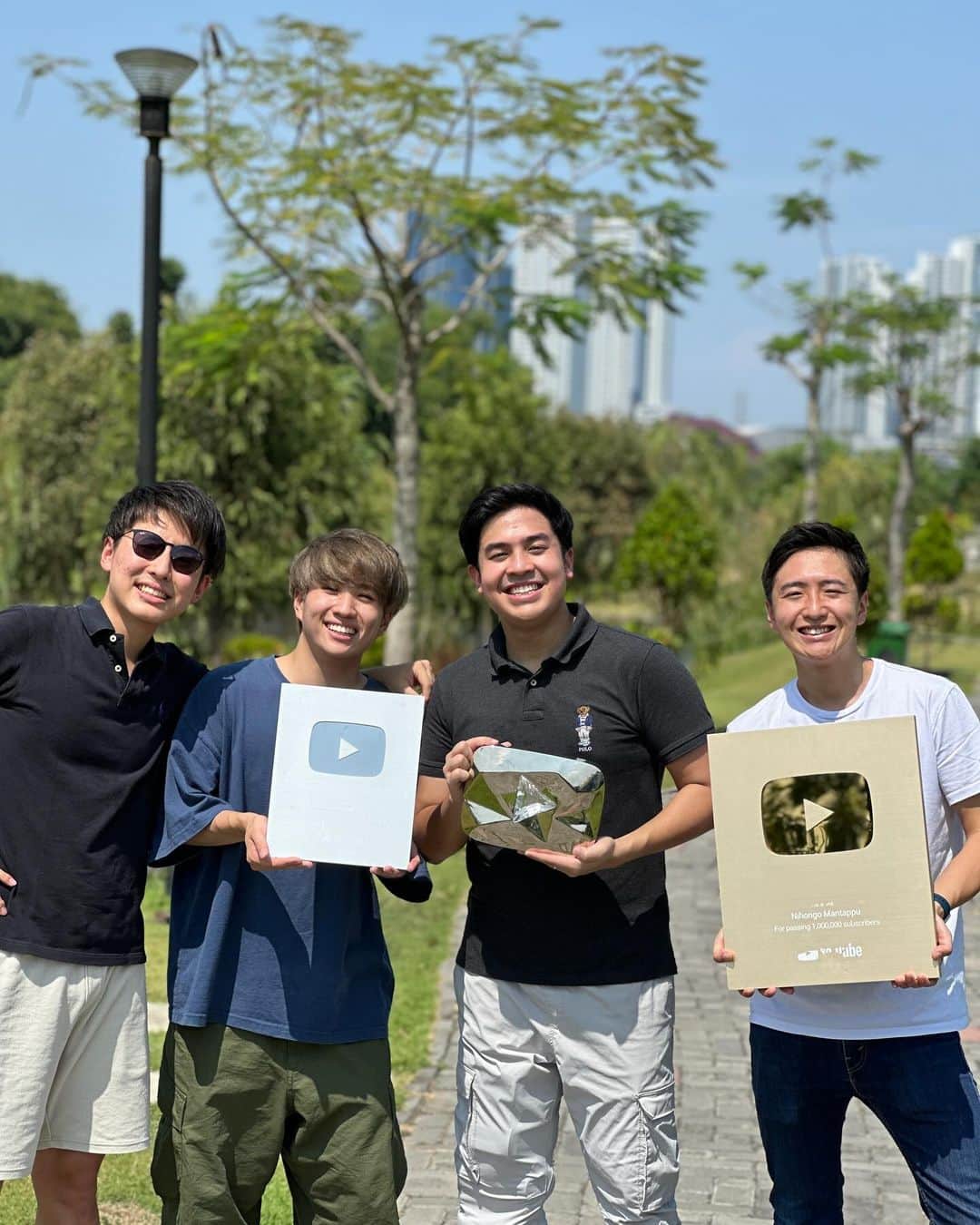 大塚稜馬のインスタグラム：「Minasan Konnijiwaaaaa🤭 Finally, we were able to open the diamond play button💎 It is thanks to everyone's support that we were able to win this award. Thank you very much🥹🥹🥹  Looking back over the past six years, I have had many valuable experiences that money really, really can't buy. I can't thank Jerome enough for inviting me to YouTube. And of course, a big thank you to Yusuke and Tomo. I will be retiring from YouTube at the end of this year, but I really will remember the experiences I had in the past 6 years for the rest of my life. I am looking forward to making the wasedaboys World trip, my last project as wasedaboys, the most exciting content to date! Mantappu jiwaaaaa!!!!  #10M #diamondplaybutton  #Nihongomantappu #wasedaboys」