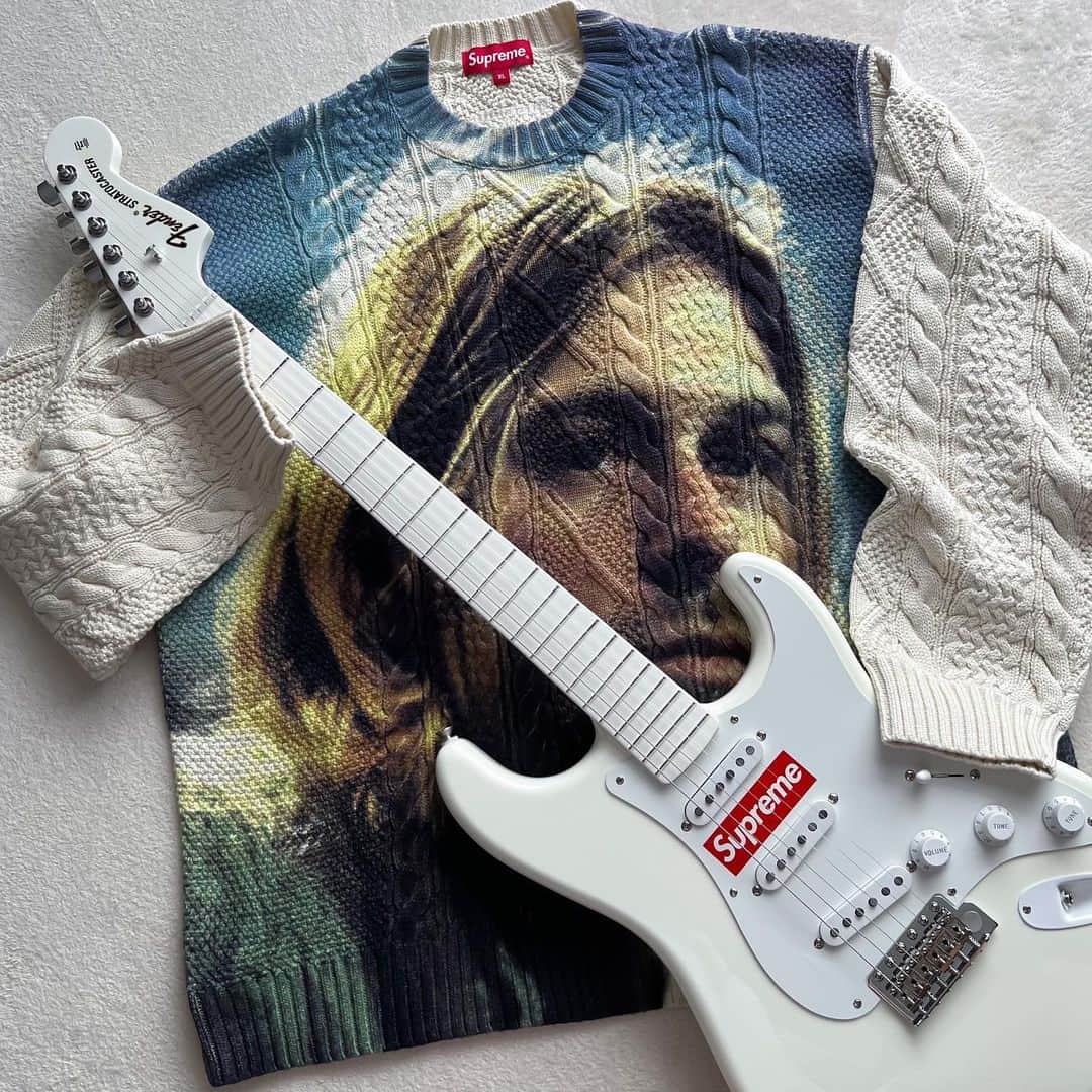 Supreme Mihoのインスタグラム：「🤍🤍🤍 ✩ "Kurt Cobain" ✩ 白ニットの可愛さよ😮‍💨🩷 左利きのbaby❤️ ✩ #supreme #kurtcobain #fender #シュプリーム」