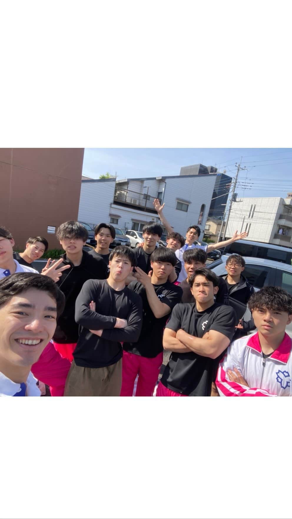 白井健三のインスタグラム：「引退してこれだけ動くというのはただの変わり者だと思います🤔 ・ でも一つの道を極めるためには変わり者くらいじゃないと足りないと思います💪 ・ 変わり者であることが自分の圧倒的な強み👍 ・ コーチとしても今の自分が持っている100%で選手と接したいという想いが自分を動かします。 ・ コーチというよりは練習パートナー。今日も学生と楽しくも懸命にやりきりました😁 ・ #日体大 #全力練習」