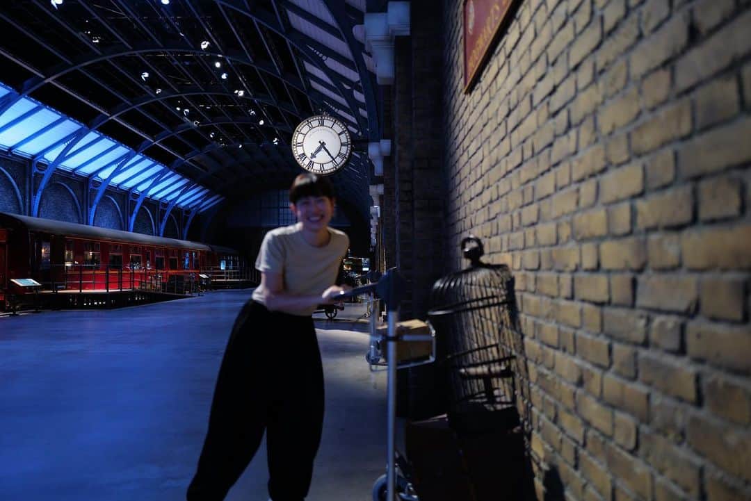 JUNNAのインスタグラム：「朝からETRÉの撮影をし、夕方から豊島園跡地にできた @wbtourtokyo  "ワーナー ブラザース スタジオツアー東京-メイキング・オブ・ハリー・ポッター"内覧会へみんなで遊びに行ってきました  想像の100倍楽しくて 2〜3時間で回れるかななんて思っていたら とんでもない 時間全然足りなかった... ほぼ競歩&小走り 様子はYouTubeで🤣  ちゃんと堪能するなら、5時間は欲しいなぁ 今回は立ち寄れなかったブースetc... また必ず行きたい  美術も衣装もこんなにも本格的に贅沢に作られているのかと...途方も無い拘りにため息。 この立体の世界がそもそも小説スタートだと言う事が信じられない。想像力💭  帰宅してから映画おさらい中🎞️  見れば見るほど新たな発見がある💡  #ハリーポッター #ハリポタツアー #HarryPotter」