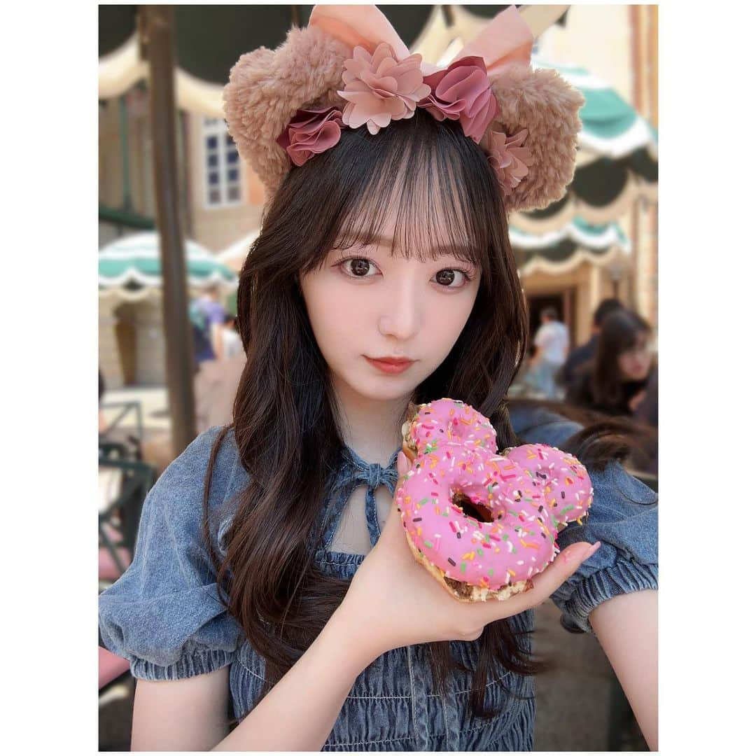 日比野芽奈のインスタグラム：「🍩‪💞 . . . ディズニースイーツの中でも 群を抜いておいしかった 40周年限定ドーナツ！ . . . ティラミスドーナツという 新しいジャンル(?)なんだけど 甘すぎなくて、何個でもペロリと いけそう😸🫧 . . . #ディズニーシー #東京ディズニーシー #東京ディズニーリゾート #ディズニー #ディズニーリゾート #ディズニーカチューシャ #ディズニーコーデ #ディズニーグッズ #夢の国 #夢が叶う場所 #ディズニー写真部 #ディズニー写真スポット #シェリーメイ #ダッフィーフレンズ #ディズニー40周年 #ドリームゴーラウンド #tokyodisneysea #tds #tokyodisneyresort #disney #disneysea #disneystyle #disneygoods #duffyfriends #shelliemay」