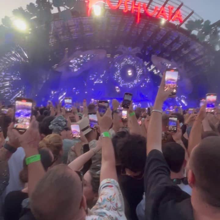 ジュリオ・ドナーティのインスタグラム：「Sound on🕺🏻🧨🔊 #ibiza #holidays #tomorrowland #flowerpower #friends」