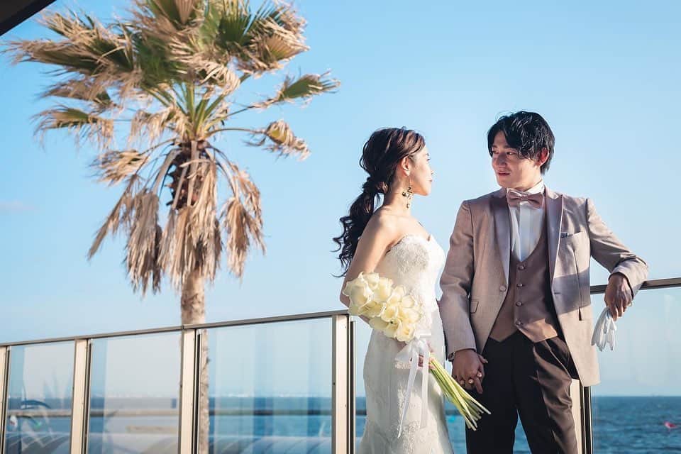 ザ・サーフ オーシャンテラスのインスタグラム：「#resortwedding   目の前に海が広がる特別な場所で、一生の想い出を...  @thesurf_oceanterrace  #プレ花嫁 #結婚式準備 #花嫁 #日本中のプレ花嫁さんと繋がりたい  #全国のプレ花嫁さんと繋がりたい #花嫁準備 #ウエディングレポート #卒花レポート #海が見える結婚式場  #ディアーズウエディング#ふたりの未来を探す旅 #dearswedding #THESURFOCEANTERRACE #サーフ花嫁」