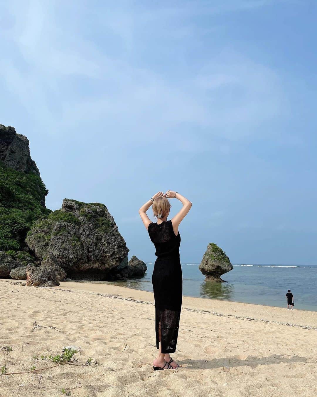 のインスタグラム：「🐚  みんなは海行く時歩きやすい靴で 行こうね🩴(この後大変やった🤫)  ってかハイトーン気に入った🫶🏻 めっちゃよくない？🩵🩵 @shunsuke.teramoto   #沖縄海#海#ビーチ#低身長コーデ#低身長ファッション#プチプラコーデ#セットアップコーデ#ハイトーン#ハイトーンカラー#ハイトーンボブ#ハイトーンショート#ハイトーンベージュ#沖縄好きと繋がりたい」