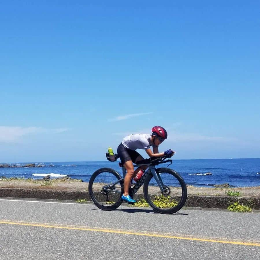 上田藍さんのインスタグラム写真 - (上田藍Instagram)「. 🌊🌊🌊🌊🗻🌊🚲️🌊🌊☀️🌊🌊🌊  I like the time I spend sharpening my senses in training.🤗 Through repeated failures and successes, I build up my ideal shape.🌿✨  🌱🌱🌱🌷🌱🌱🌷🌱🌱🌷🌱🌱🌱  今日は、強化拠点の稲毛で早朝スイムを行った後、すぐ館山に移動をして最終仕上げのバイク182Kmロングライド&5Kmペース走を行いました🏊️🚲️🏃✨  午前中から正午を過ぎると風が強まってきたので、体力強化に最適なコンディションになりました🌀🚲️🌀✨ 140Kmを越えてからの向かい風区間で足がいっきに削られて、レースに向けてとても良い【耐え忍ぶ感覚】を研ぎ澄ませることができました(笑)💪💦  バイク後、すぐに行ったランのペース走も気持ちよく設定タイムを刻むことができ、１日を通して最後まで良い動きができていたと思います😊 課題もありますが、一つ一つ丁寧に仕上げていきたいと思います🌿  明日もしっかりトレーニングで身体を作り込んでいきたいと思います🙌✨  #レースに向けて最終仕上げ🌟 #館山　#フラワーライン #信号が少なくて見張らしもよく #集中して走り込める環境です🤗 #館山の海の景色も素敵です✨ #感覚を研ぎ澄ませる時間が好きです #ceepo #viper #shimano #wahoo #トライアスロン #上田藍 #感謝❤️」6月17日 21時08分 - ai_love_tri