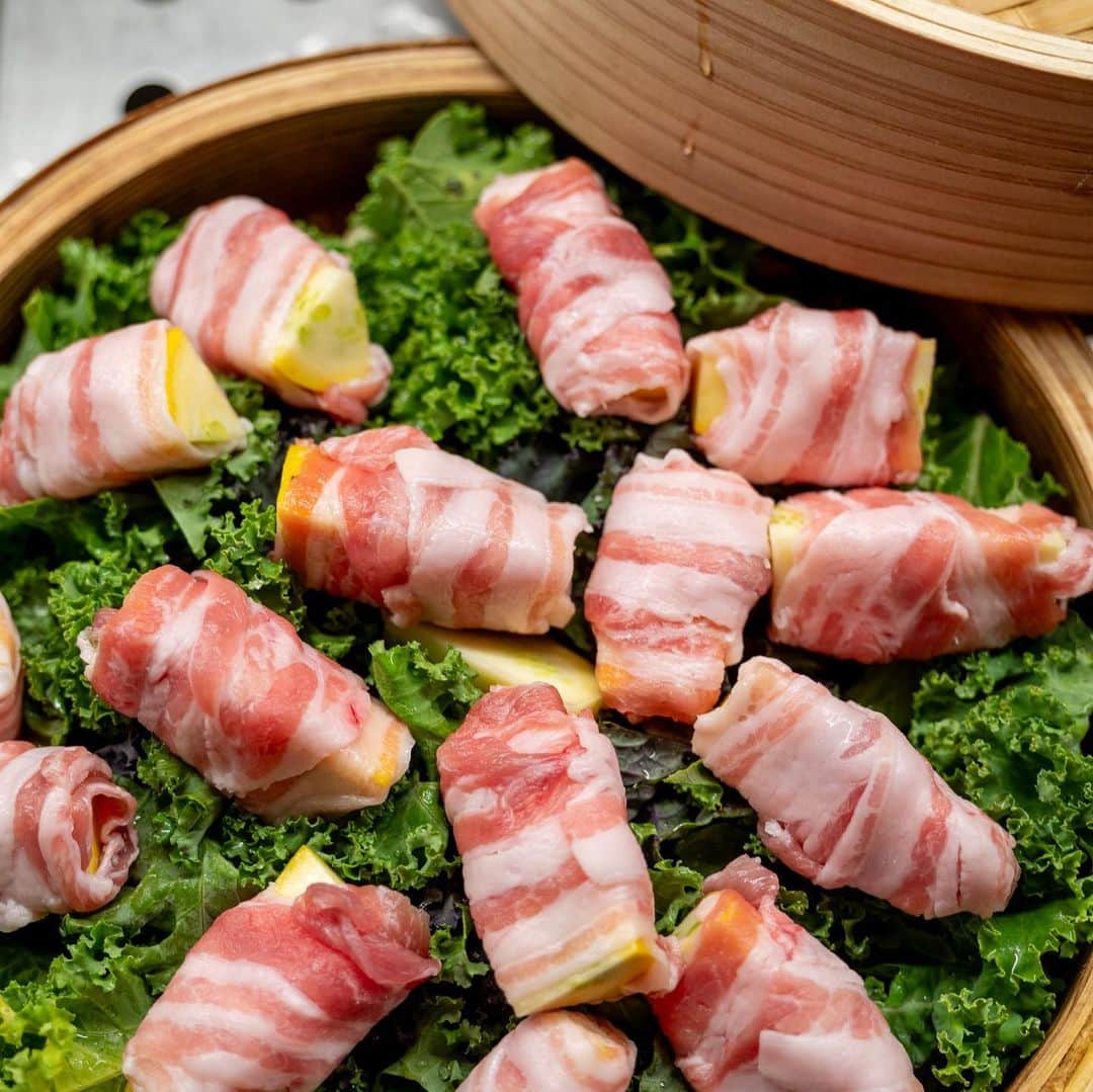 武井義明さんのインスタグラム写真 - (武井義明Instagram)「豚ばらのしゃぶしゃぶ用薄切りを、ズッキーニに巻いて蒸しました。食べる時、ポン酢をたっぷり。  Come to think of it, I don't see thinly sliced meat in Western butcher shops. In Japan, there are different thicknesses of the same thin slice of meat for ginger-yaki, sukiyaki, and shabu-shabu. This is pork belly for shabu-shabu. It is so thin that you can see through it.」6月17日 21時09分 - bebechef