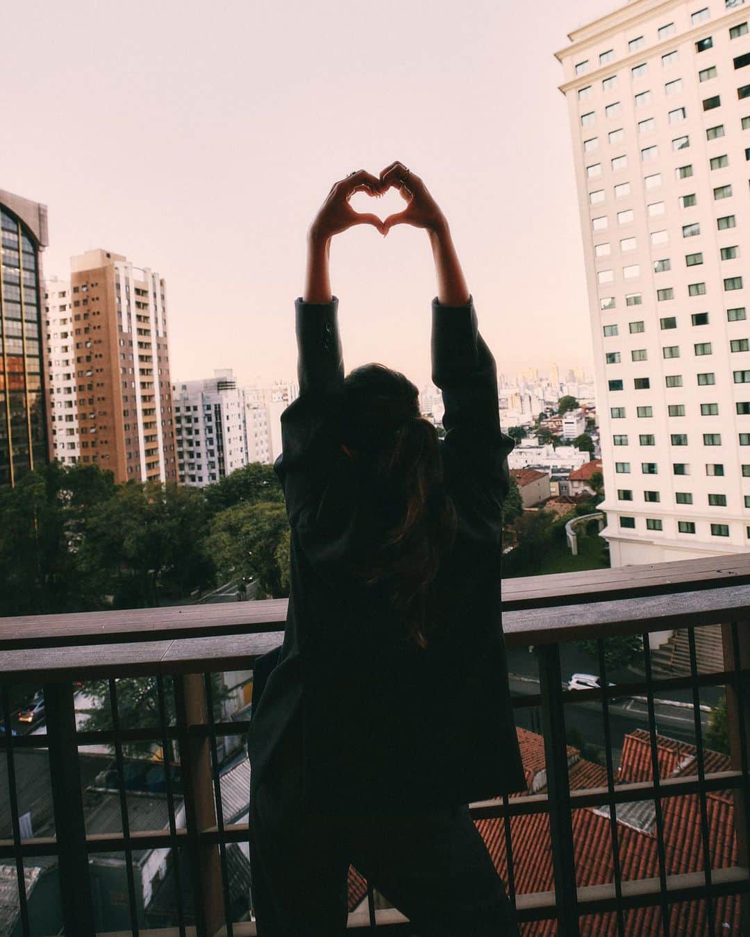 アリア・バットのインスタグラム：「I’m not done with the hearts 🩶 @gucci  Heart Of Stone trailer out sooonnn 💃💃💃  #Tudum」