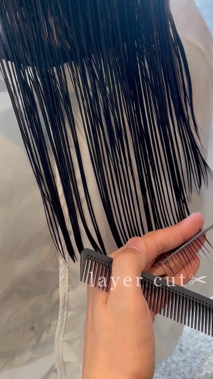 齋藤純也のインスタグラム：「レイヤーカット✂︎  その人の髪質と骨格と輪郭に合わせて 今を感じさせる最大限のヘアスタイルを♪  ✴︎PRICE✴︎ カット✂︎7700円 カラー✂︎7700円  カットなしの場合シャンプーブロー料金+2200円 カラーはトリートメントin処方で圧倒的な艶感と手触りをプラスします。 ブリーチor3Dハイライト施術はプラス7700円です。 パーマ✂︎7700円 トリートメント✂︎種類多数によりカウンセリングで決めさせていただきます。5500円〜11000円 縮毛矯正✂︎17600円、前髪のみは6600円 ・ ネット予約が×の所もお電話かDMで時間調整できますので気軽にご連絡ください！ kelly.表参道本店　A1出口より徒歩45秒 東京都渋谷区神宮前5-2-5 JY表参道ビル２Ｆ kelly. ・ ・ ✔️群馬県伊勢崎市で出勤するスケジュールは隔週水曜日です。 群馬店は料金が異なります、お問い合わせください 群馬のご予約はＤＭまたは ホットペッパービューティーで  kelly. by L.O.G 検索✂︎ 在籍日程が少なくて申し訳ありません。 薬剤は最新のものを揃えました 群馬県伊勢崎市宮前町146-1」