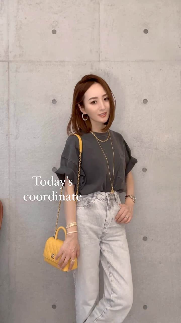 星玲奈のインスタグラム：「え、もう真夏？🥵 暑すぎて風通しがよくて着心地がよいTシャツばかりつい手に取ってしまう🥹 ヴィンテージライクな色の落ち感がお気に入りの @classicalelf_official ×JaVaコラボのTシャツ。（ブラックMサイズ着用） メンズライクなTシャツは 多めのアクセ使いとカラー小物でちょっと女性らしく着るのがすき❤️ ・ #クラシカルエルフ #classicalelf #エルフコーデ #タイアップ #java #ジャバ #uniqlo #gu #zara #ユニクロ #ジーユー #ザラ #zozo #zozotown #zozo購入品 #zozotown購入品 #Tシャツ #ワイドシルエット #ヴィンテージライク#大人コーデ #大人カジュアル #プチプラ #プチプラコーデ #着回しコーデ」